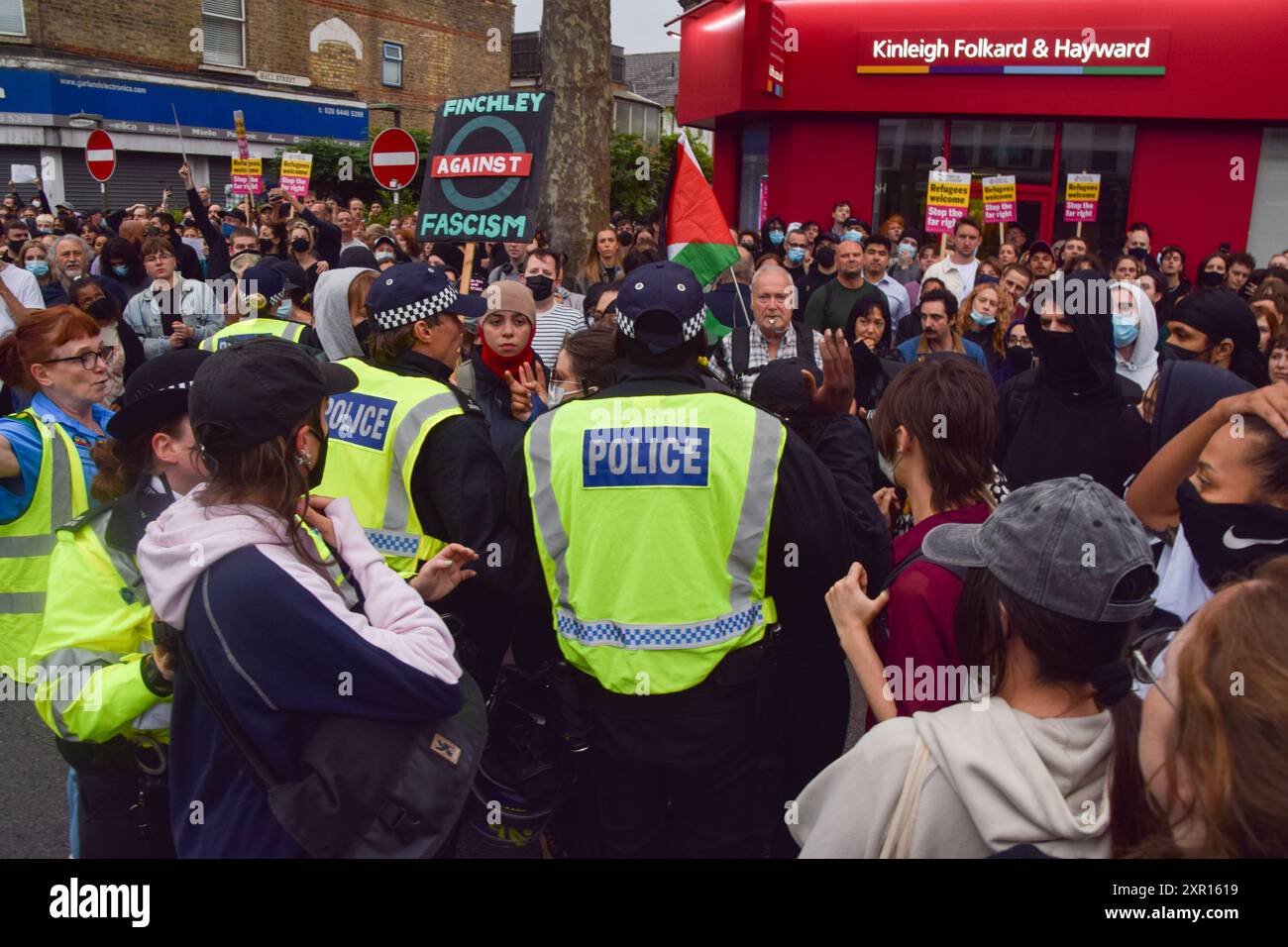 Londra, Regno Unito. 7 agosto 2024. La folla si riunisce per una manifestazione contro l'estrema destra e il razzismo a Finchley dopo una settimana di rivolte organizzate dall'estrema destra in tutto il Regno Unito. I manifestanti si sono allineati per le strade vicino a un ufficio dei servizi di immigrazione, che secondo quanto riferito era uno dei 30 posti in una lista di obiettivi di estrema destra su quello che doveva essere un giorno di molteplici rivolte di estrema destra. Alla fine si sono presentati solo una manciata di manifestanti di destra. Crediti: Vuk Valcic/Alamy Live News Foto Stock