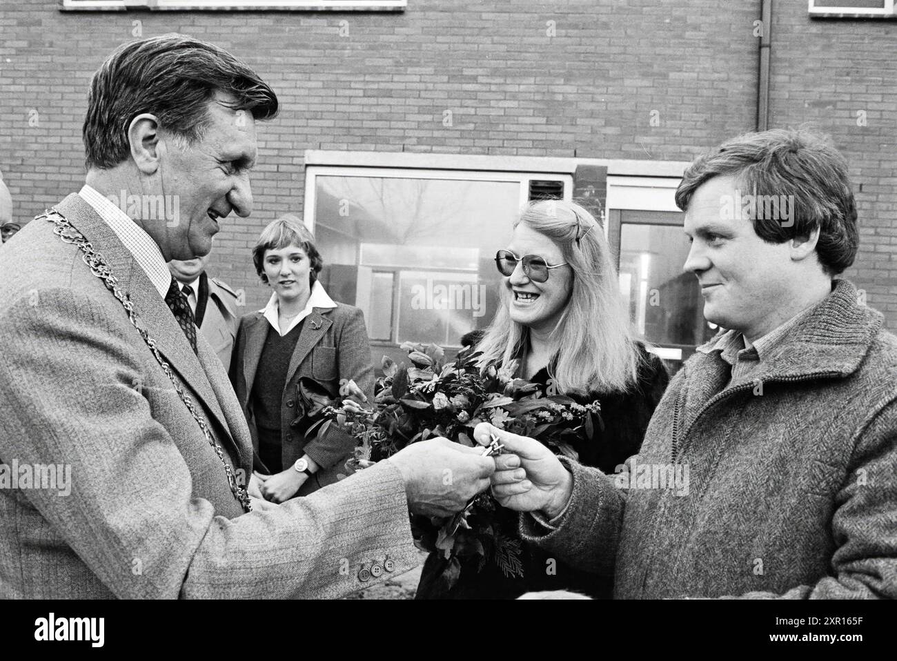 Consegnando le chiavi alla prima casa di Kinheim, Zwanenburg, consegna e trasferimenti, carenza di alloggi e alloggi, Zwanenburg, Kinheim, 04-12-1979, Whizgle Dutch News: Immagini storiche su misura per il futuro. Esplora il passato dei Paesi Bassi con prospettive moderne attraverso le immagini delle agenzie olandesi. Colmare gli eventi di ieri con gli approfondimenti di domani. Intraprendi un viaggio senza tempo con storie che plasmano il nostro futuro. Foto Stock