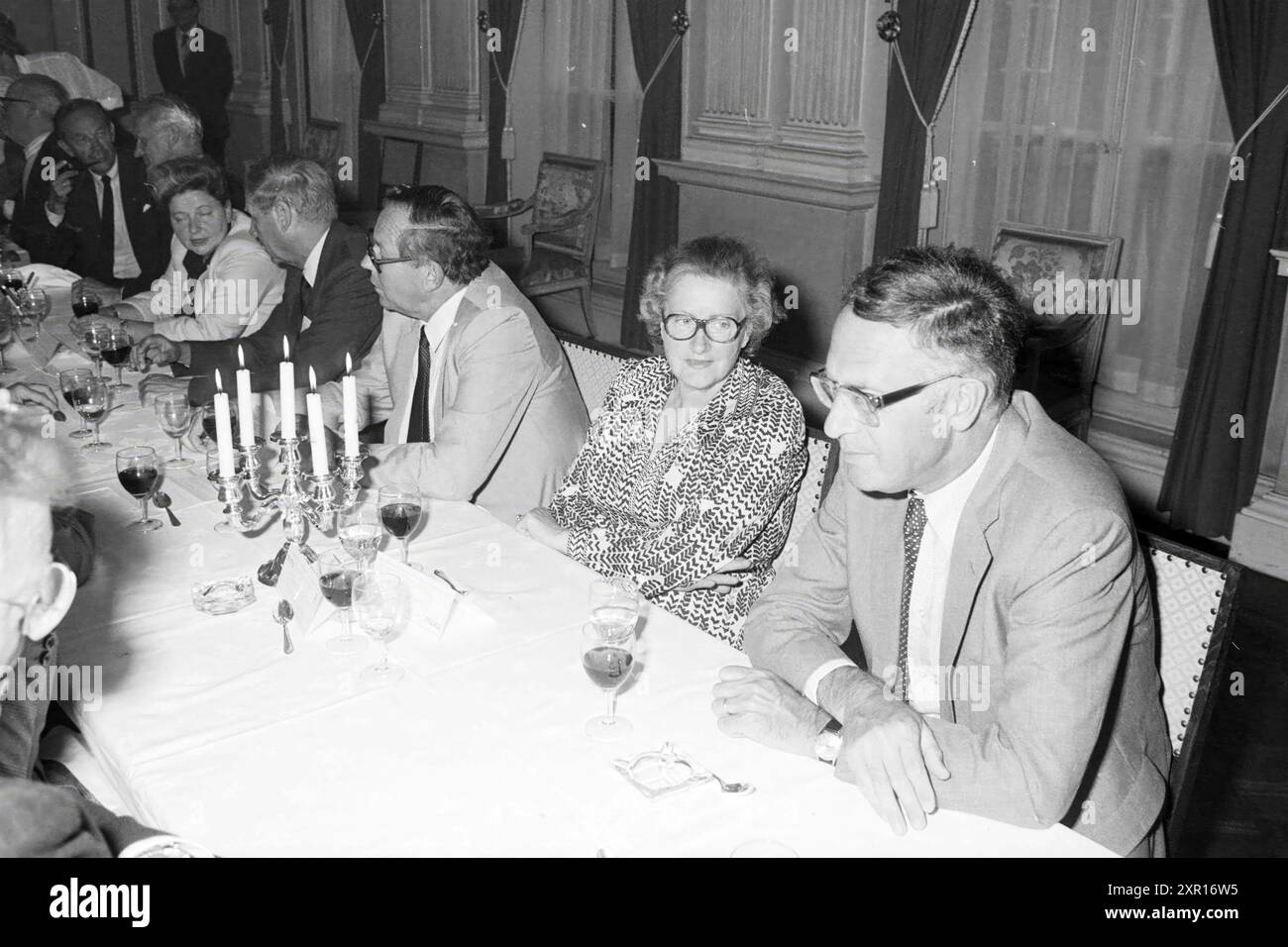 Riunione del gruppo industria e commercio, Haarlem, Meetings, Haarlem, Paesi Bassi, 05-08-1984, Whizgle Dutch News: immagini storiche su misura per il futuro. Esplora il passato dei Paesi Bassi con prospettive moderne attraverso le immagini delle agenzie olandesi. Colmare gli eventi di ieri con gli approfondimenti di domani. Intraprendi un viaggio senza tempo con storie che plasmano il nostro futuro. Foto Stock