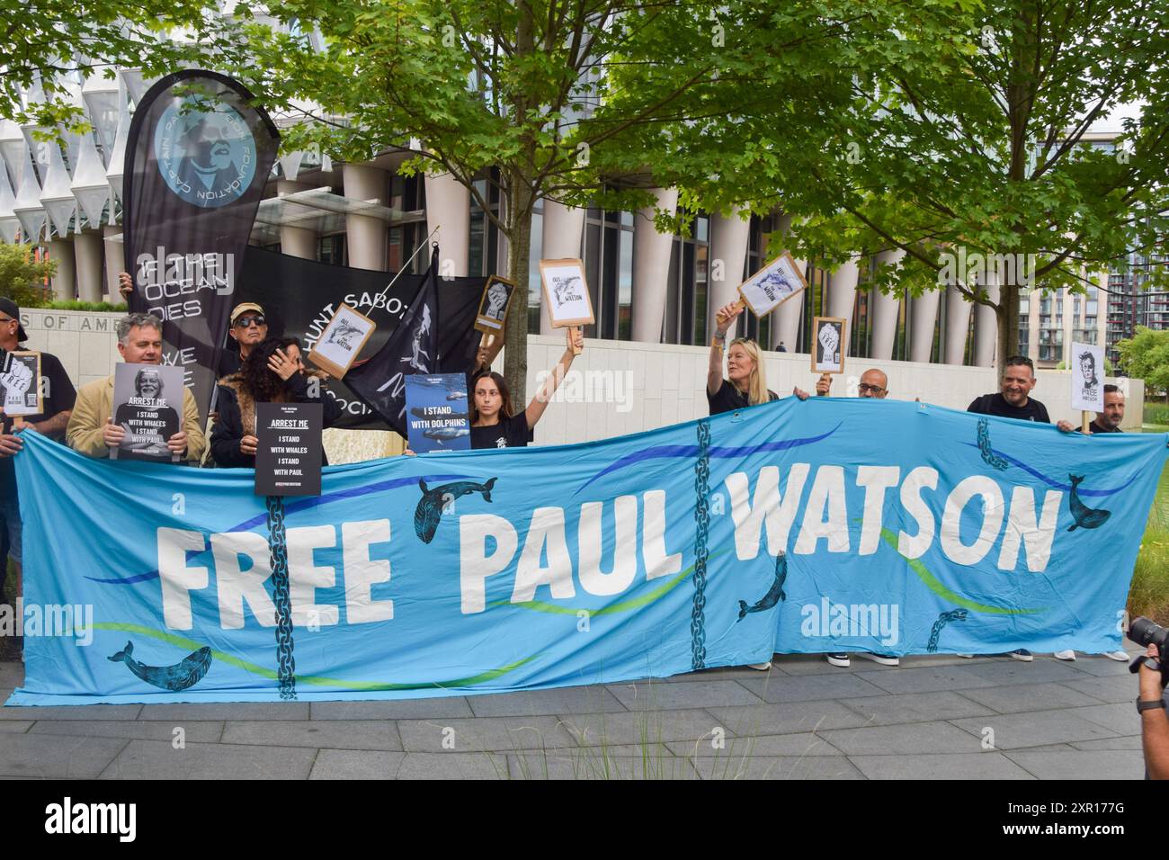 Londra, Regno Unito. 7 agosto 2024. I manifestanti si riuniscono fuori dall'ambasciata americana a sostegno dell'attivista anti-baleniera Paul Watson. Watson, cittadino statunitense e canadese e fondatore di Sea Shepherd, è stato arrestato in Groenlandia e sta affrontando in Giappone l'accusa di complice per aggressione e respingimento delle navi, il che lo ha visto ottenere una condanna a 15 anni di carcere. Crediti: Vuk Valcic/Alamy Live News Foto Stock