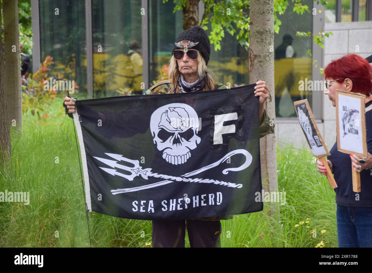 Londra, Regno Unito. 7 agosto 2024. I manifestanti si riuniscono fuori dall'ambasciata americana a sostegno dell'attivista anti-baleniera Paul Watson. Watson, cittadino statunitense e canadese e fondatore di Sea Shepherd, è stato arrestato in Groenlandia e sta affrontando in Giappone l'accusa di complice per aggressione e respingimento delle navi, il che lo ha visto ottenere una condanna a 15 anni di carcere. Crediti: Vuk Valcic/Alamy Live News Foto Stock