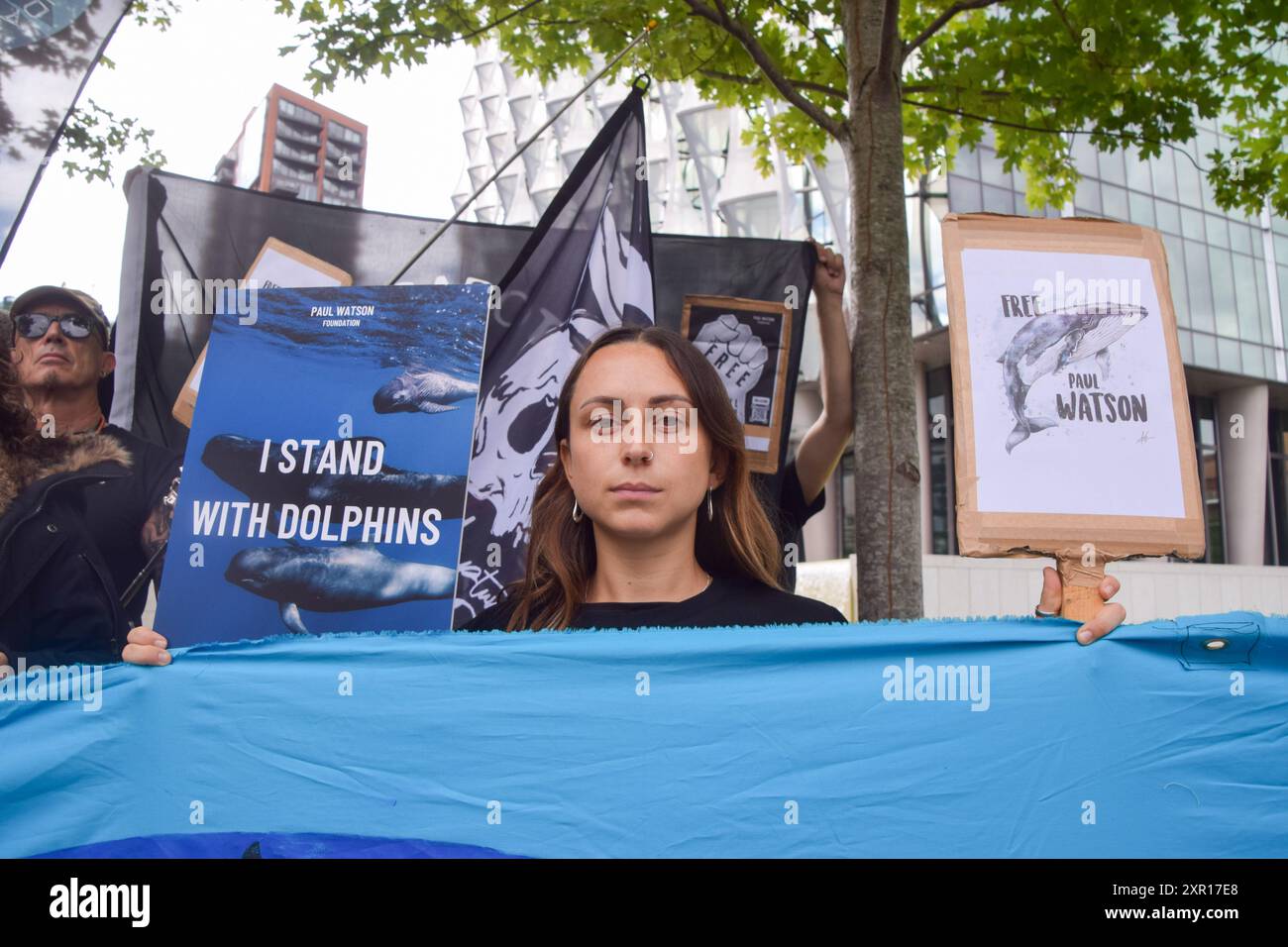 Londra, Regno Unito. 7 agosto 2024. I manifestanti si riuniscono fuori dall'ambasciata americana a sostegno dell'attivista anti-baleniera Paul Watson. Watson, cittadino statunitense e canadese e fondatore di Sea Shepherd, è stato arrestato in Groenlandia e sta affrontando in Giappone l'accusa di complice per aggressione e respingimento delle navi, il che lo ha visto ottenere una condanna a 15 anni di carcere. Crediti: Vuk Valcic/Alamy Live News Foto Stock