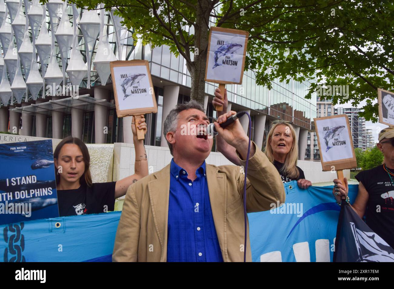 Londra, Regno Unito. 7 agosto 2024. Dominic Dyer, attivista per i diritti degli animali e ambientalista, partecipa alla protesta. I manifestanti si sono riuniti fuori dall'ambasciata degli Stati Uniti a sostegno dell'attivista anti-baleniera Paul Watson. Watson, cittadino statunitense e canadese e fondatore di Sea Shepherd, è stato arrestato in Groenlandia e sta affrontando in Giappone l'accusa di complice per aggressione e respingimento delle navi, il che lo ha visto ottenere una condanna a 15 anni di carcere. Crediti: Vuk Valcic/Alamy Live News Foto Stock