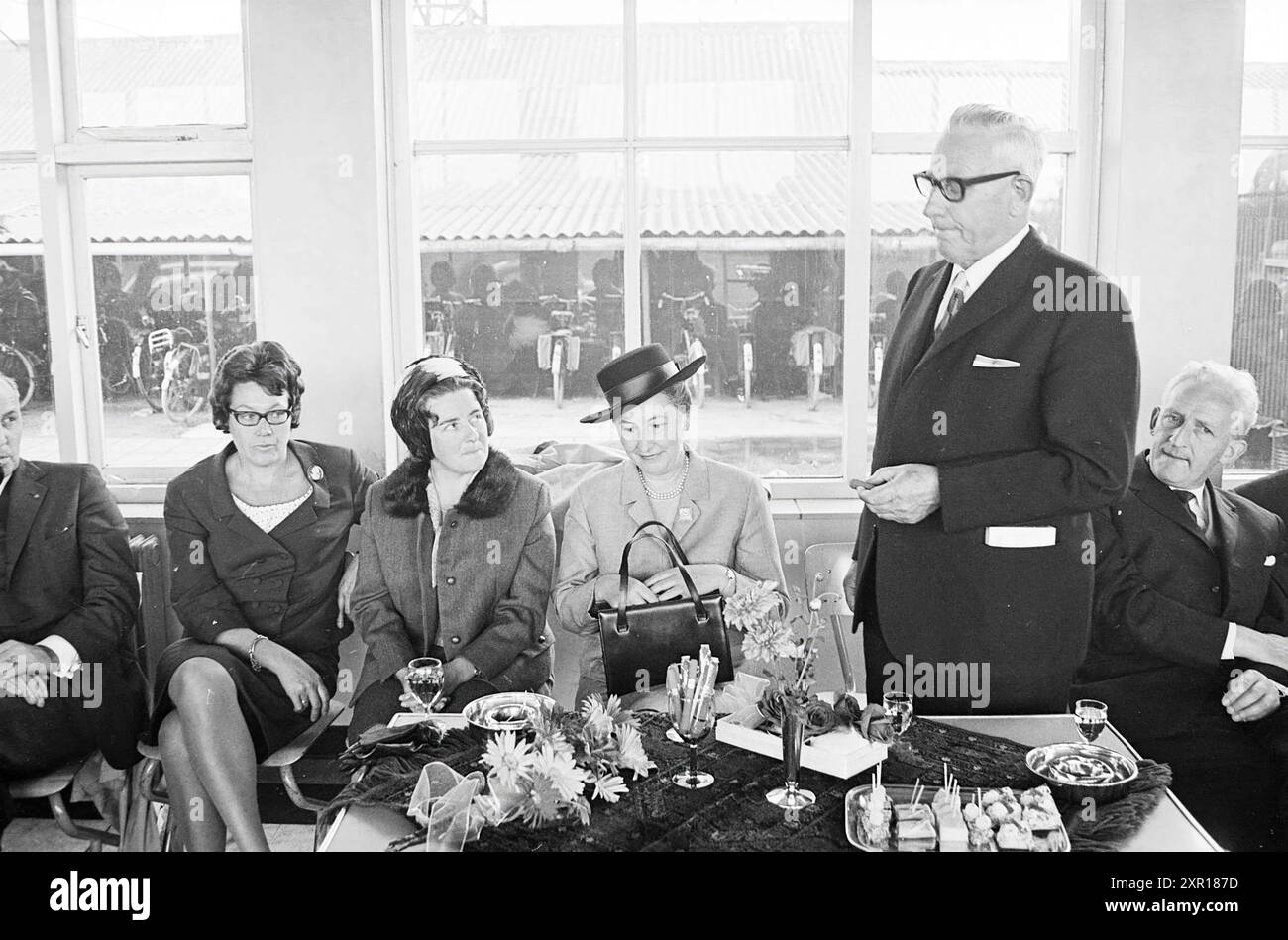 Incontro per il lancio della nave Friesland, Whizgle Dutch News: Immagini storiche su misura per il futuro. Esplora il passato dei Paesi Bassi con prospettive moderne attraverso le immagini delle agenzie olandesi. Colmare gli eventi di ieri con gli approfondimenti di domani. Intraprendi un viaggio senza tempo con storie che plasmano il nostro futuro. Foto Stock