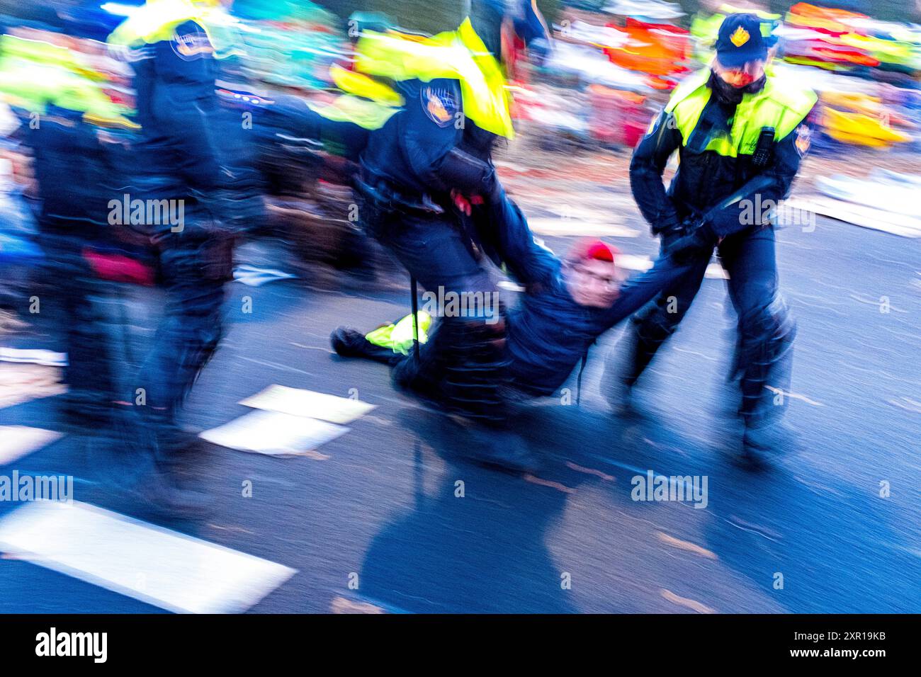 XR Rebellion Block of A12 Highway & Utrechtsebaan XR Rebellion Activists Block Highway A12 che conduce alla città l'11 marzo 2023 per chiedere un divieto di finanziamento delle cooperazioni di Fossil Fuel da parte del governo nazionale. Poiché questa è stata la terza manifestazione su quel punto, la Riot & Military Police ha violentemente posto fine alla riunione di oltre 3,000 attivisti e sostenitori. L'Aia, Paesi Bassi. Den Haag, S-Gravenhage, The Hag A12 / Utrechtsebaan Zuid-Holland Nederland Copyright: XGuidoxKoppesx Foto Stock