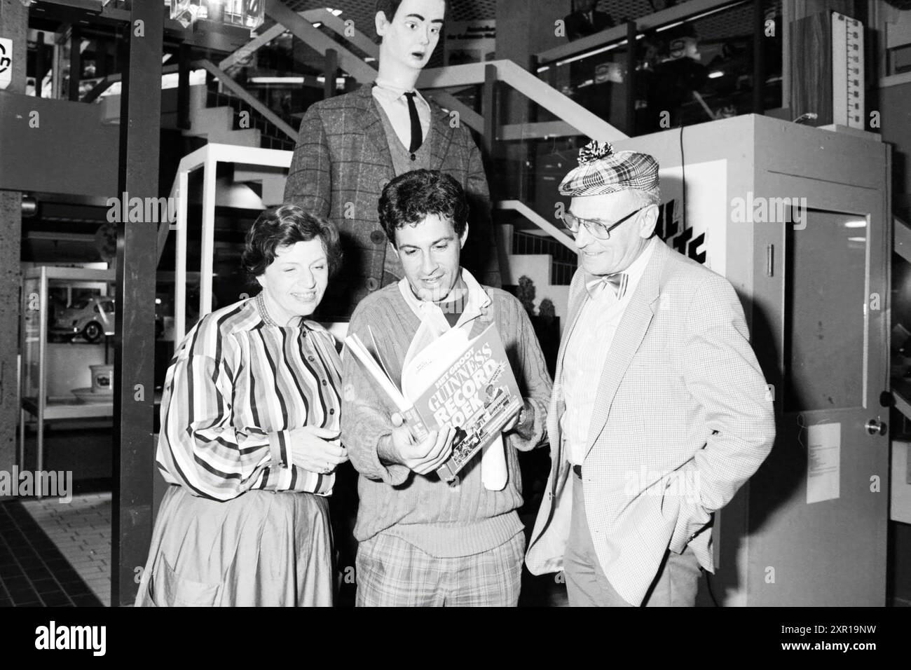 Apertura della mostra Guinness Book of Records, apertura, apertura, inaugurazione, tentativi di registrazione e miglioramenti, mostre, 24-10-1984, Whizgle Dutch News: Immagini storiche su misura per il futuro. Esplora il passato dei Paesi Bassi con prospettive moderne attraverso le immagini delle agenzie olandesi. Colmare gli eventi di ieri con gli approfondimenti di domani. Intraprendi un viaggio senza tempo con storie che plasmano il nostro futuro. Foto Stock