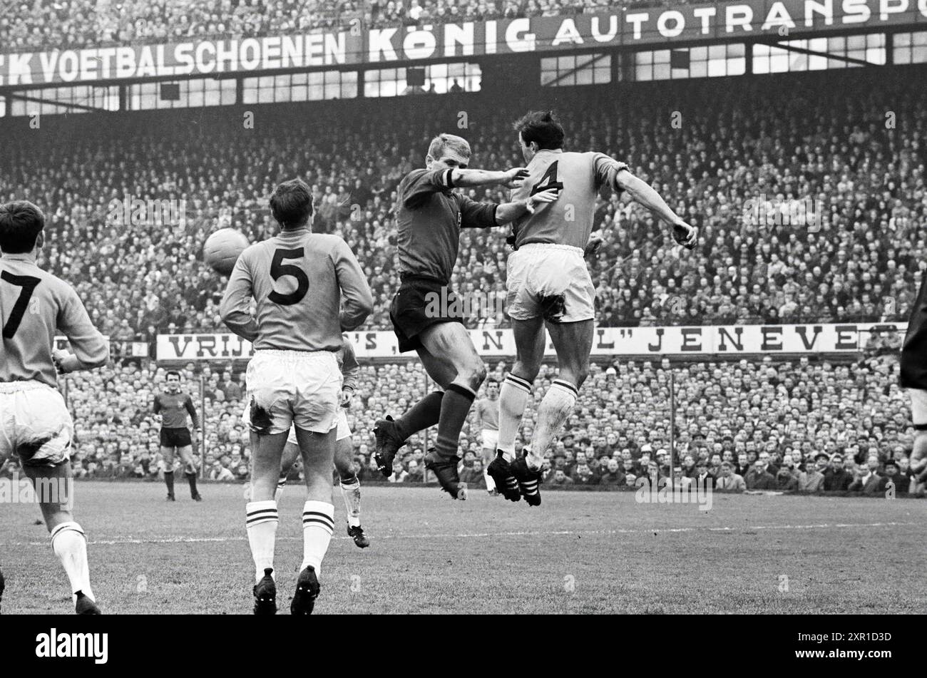 Calcio: Partita internazionale Paesi Bassi - Belgio (3-1) nello stadio Feyenoord con 65.000 spettatori. È stata la 100a partita internazionale tra i due paesi., Rotterdam, 17-04-1966, Whizgle Dutch News: Immagini storiche su misura per il futuro. Esplora il passato dei Paesi Bassi con prospettive moderne attraverso le immagini delle agenzie olandesi. Colmare gli eventi di ieri con gli approfondimenti di domani. Intraprendi un viaggio senza tempo con storie che plasmano il nostro futuro. Foto Stock