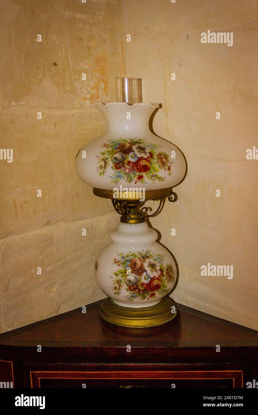 Decorazioni antiche in una camera domestica illuminata con vasi in vecchio stile sulle pareti Foto Stock