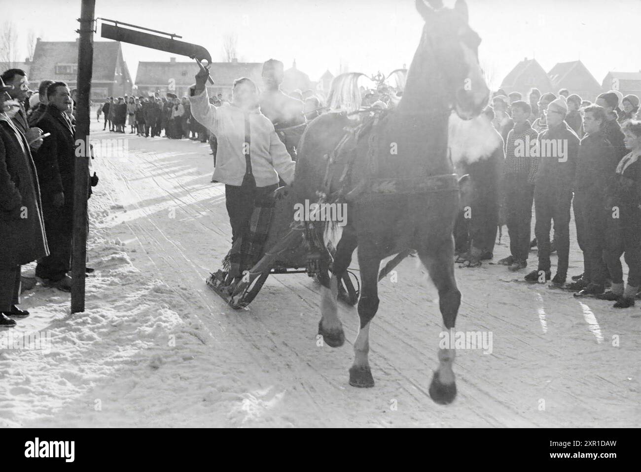 Giri in slitta, gare a Halfweg, inverno, 24-01-1963, Whizgle Dutch News: Immagini storiche su misura per il futuro. Esplora il passato dei Paesi Bassi con prospettive moderne attraverso le immagini delle agenzie olandesi. Colmare gli eventi di ieri con gli approfondimenti di domani. Intraprendi un viaggio senza tempo con storie che plasmano il nostro futuro. Foto Stock