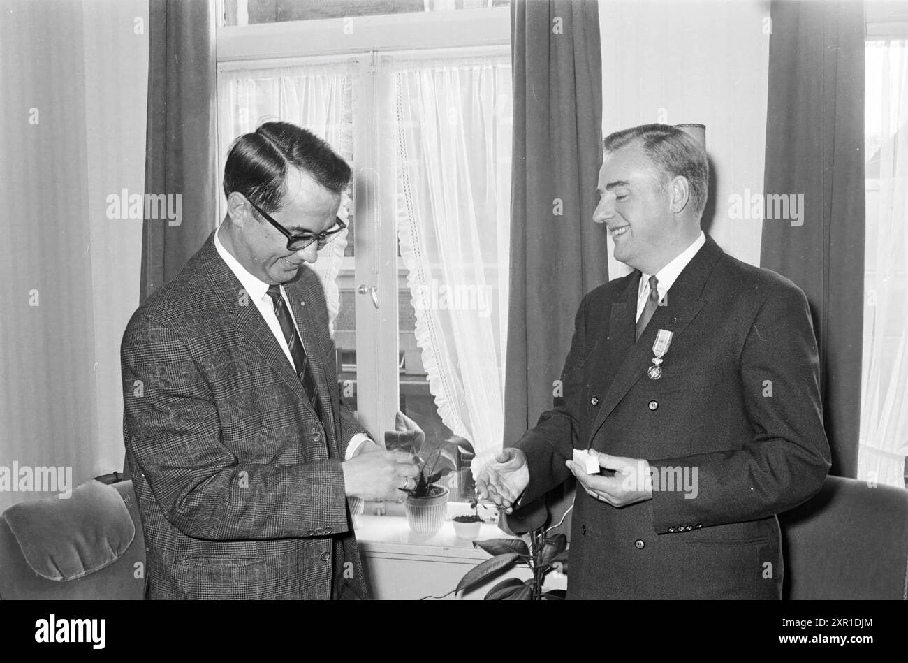 L'uomo riceve un premio (nastro), 00-00-1967, Whizgle Dutch News: Immagini storiche su misura per il futuro. Esplora il passato dei Paesi Bassi con prospettive moderne attraverso le immagini delle agenzie olandesi. Colmare gli eventi di ieri con gli approfondimenti di domani. Intraprendi un viaggio senza tempo con storie che plasmano il nostro futuro. Foto Stock