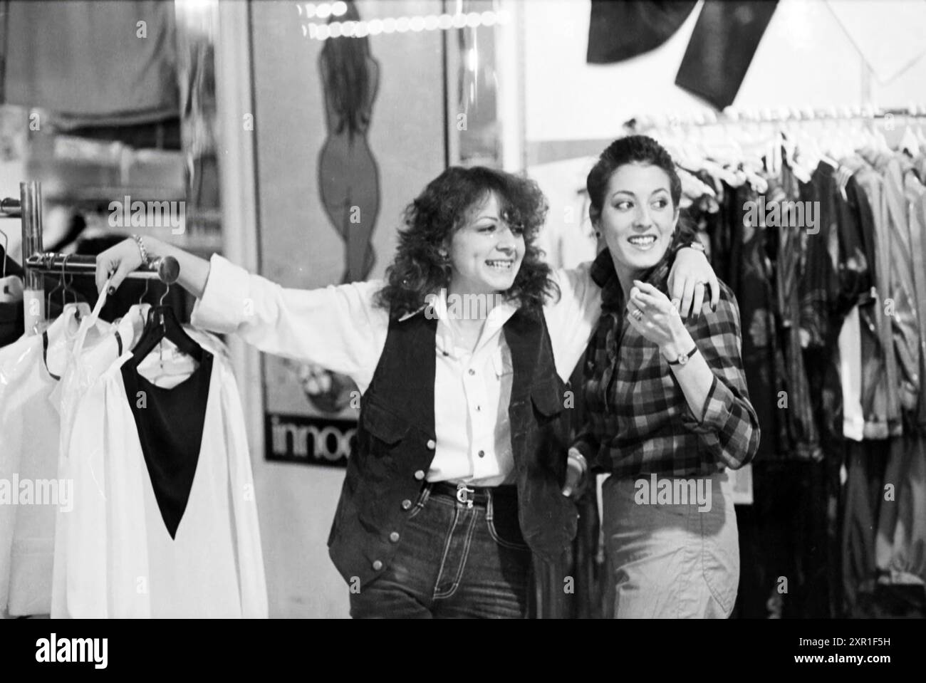 Montreal: Centro commerciale sotterraneo, Canada, negozi e chioschi, Montreal, Canada, 00-02-1982, Whizgle Dutch News: immagini storiche su misura per il futuro. Esplora il passato dei Paesi Bassi con prospettive moderne attraverso le immagini delle agenzie olandesi. Colmare gli eventi di ieri con gli approfondimenti di domani. Intraprendi un viaggio senza tempo con storie che plasmano il nostro futuro. Foto Stock