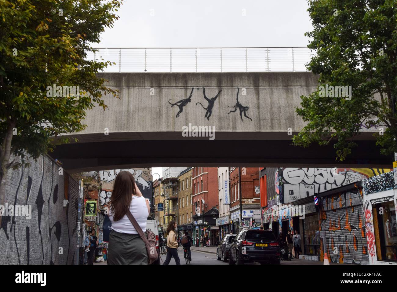 Londra, Regno Unito. 8 agosto 2024. Una nuova opera d'arte, raffigurante tre scimmie, dell'artista di strada Banksy è vista su un ponte a Shoreditch. L'opera è una delle numerose opere d'arte a tema animale che sono state esposte a Londra negli ultimi giorni. Credito: SOPA Images Limited/Alamy Live News Foto Stock