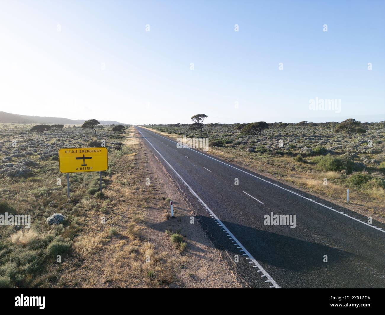 Autostrada uno in avvicinamento a una pista di atterraggio di emergenza per il Royal Flying Doctor Service. Foto Stock