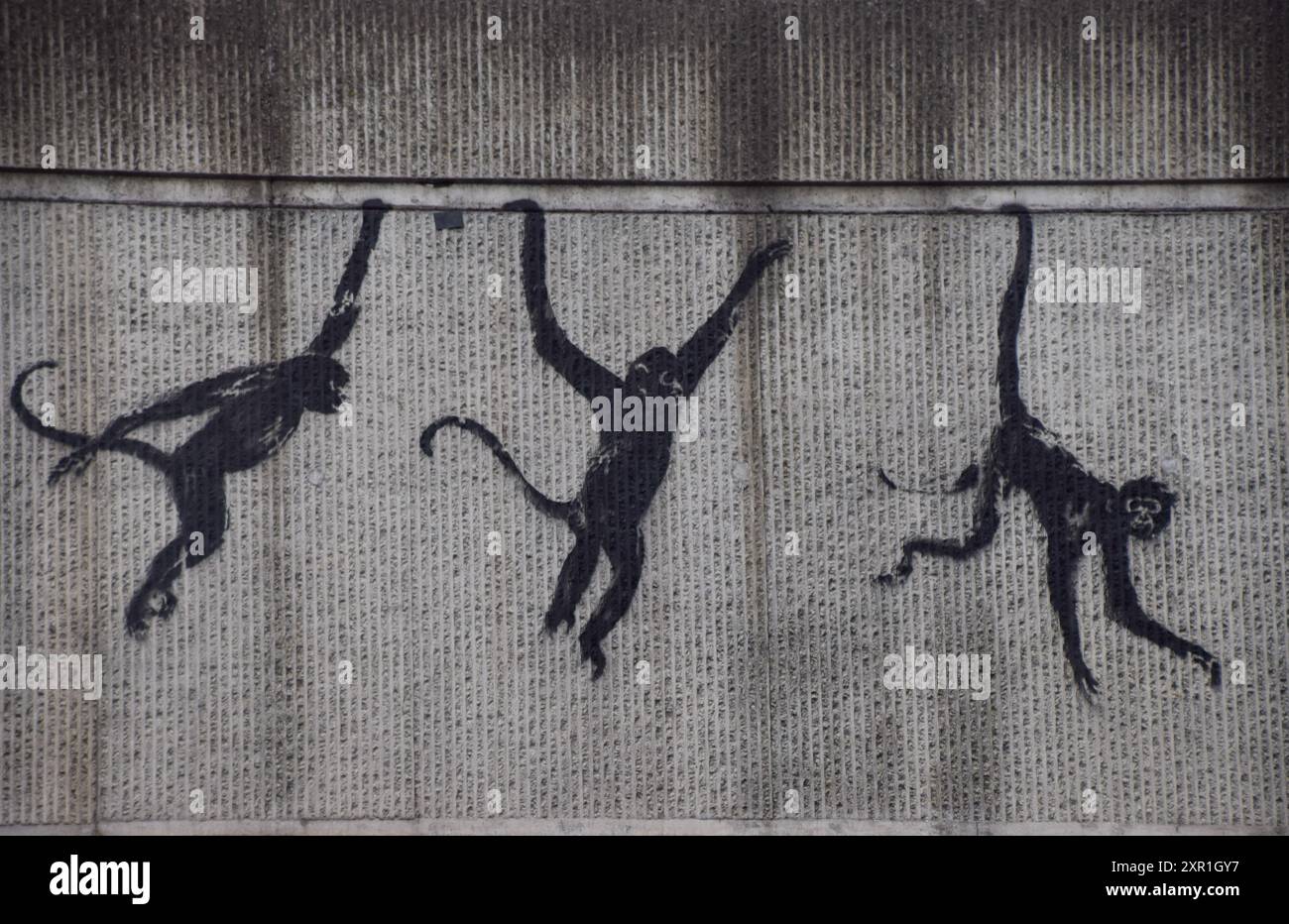 Londra, Regno Unito. 8 agosto 2024. Una nuova opera d'arte, raffigurante tre scimmie, dell'artista di strada Banksy è vista su un ponte a Shoreditch. L'opera è una delle numerose opere d'arte a tema animale che sono state esposte a Londra negli ultimi giorni. (Foto di Vuk Valcic/SOPA Images/Sipa USA) credito: SIPA USA/Alamy Live News Foto Stock