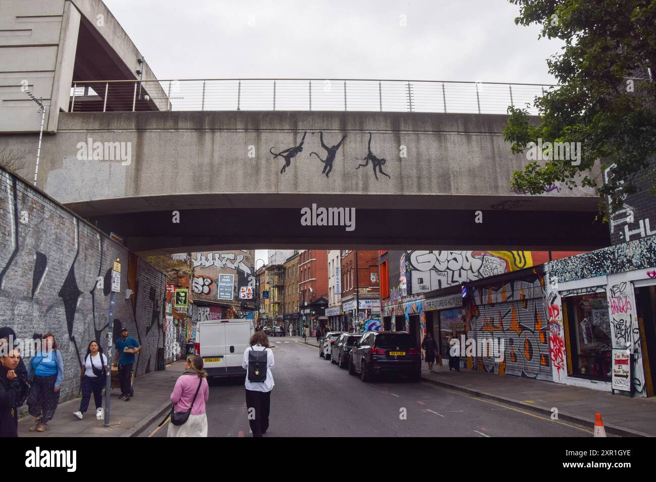 Londra, Regno Unito. 8 agosto 2024. Una nuova opera d'arte, raffigurante tre scimmie, dell'artista di strada Banksy è vista su un ponte a Shoreditch. L'opera è una delle numerose opere d'arte a tema animale che sono state esposte a Londra negli ultimi giorni. (Foto di Vuk Valcic/SOPA Images/Sipa USA) credito: SIPA USA/Alamy Live News Foto Stock