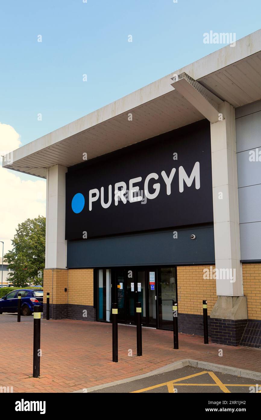 Pure Gym, negozio di facciata e insegna, Gabalfa, Cardiff. Presa agosto 2024. Estate Foto Stock