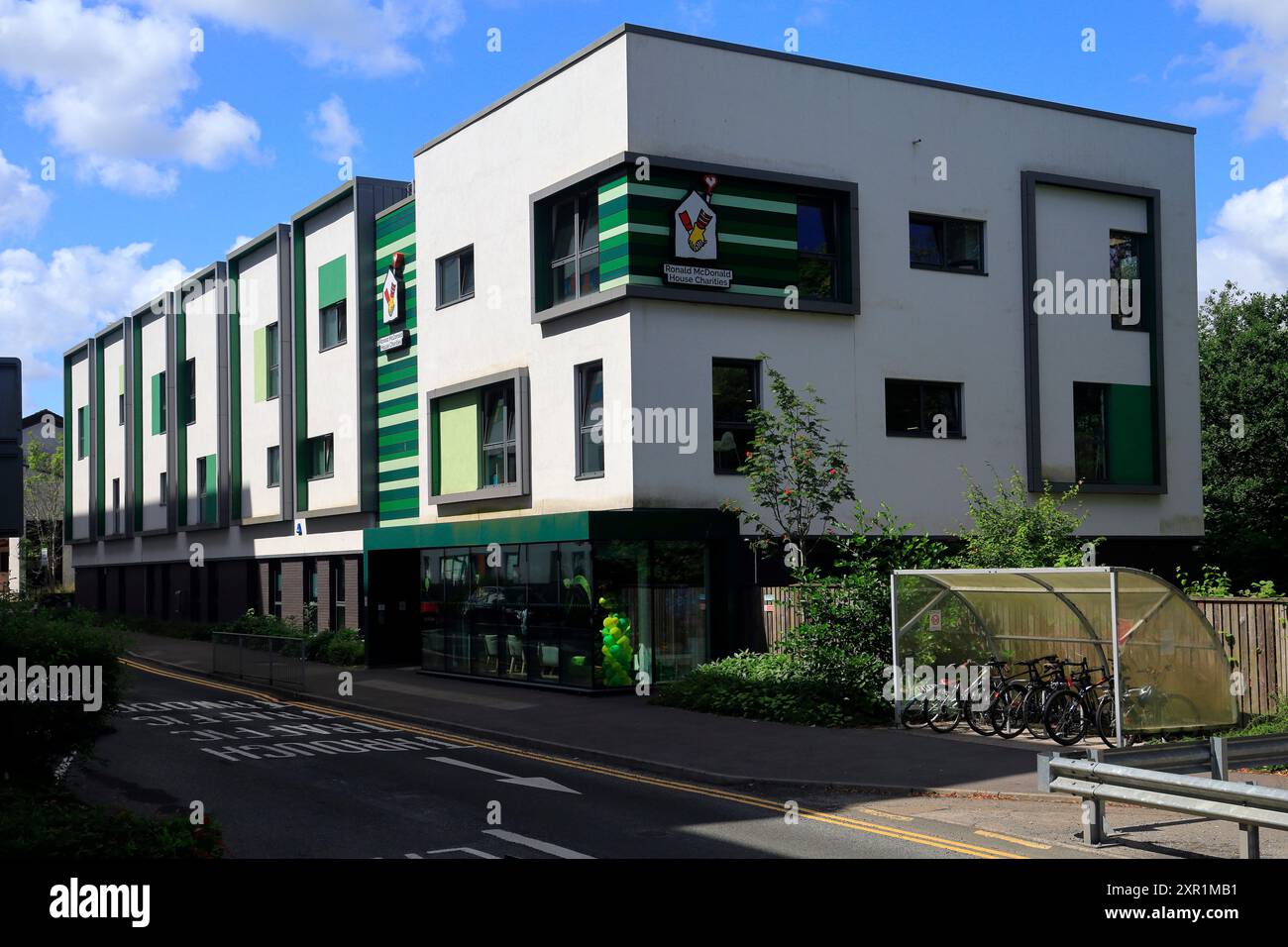 Edificio di beneficenza Ronald McDonald House. University Hospital of Wales, Heath Hospital, Cardiff e vale University Health Board. Presa agosto 2024 Foto Stock