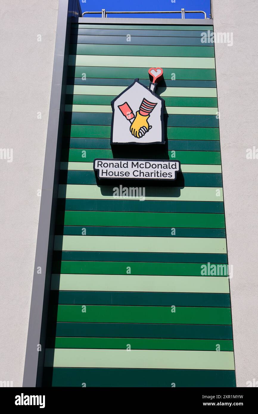 Edificio di beneficenza Ronald McDonald House. University Hospital of Wales, Heath Hospital, Cardiff e vale University Health Board. Presa agosto 2024 Foto Stock