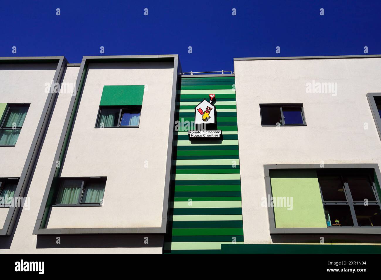 Edificio di beneficenza Ronald McDonald House. University Hospital of Wales, Heath Hospital, Cardiff e vale University Health Board. Presa agosto 2024 Foto Stock