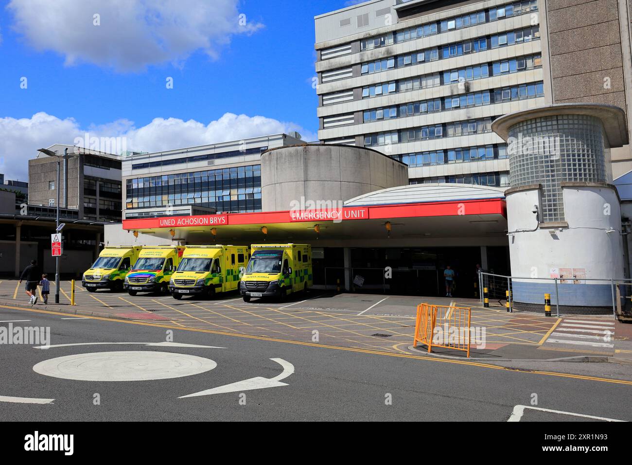 Unità di emergenza e ambulanze in attesa all'esterno. University Hospital of Wales, Heath Hospital, Cardiff e vale University Health Board. Ripresa nell'agosto 2024 Foto Stock