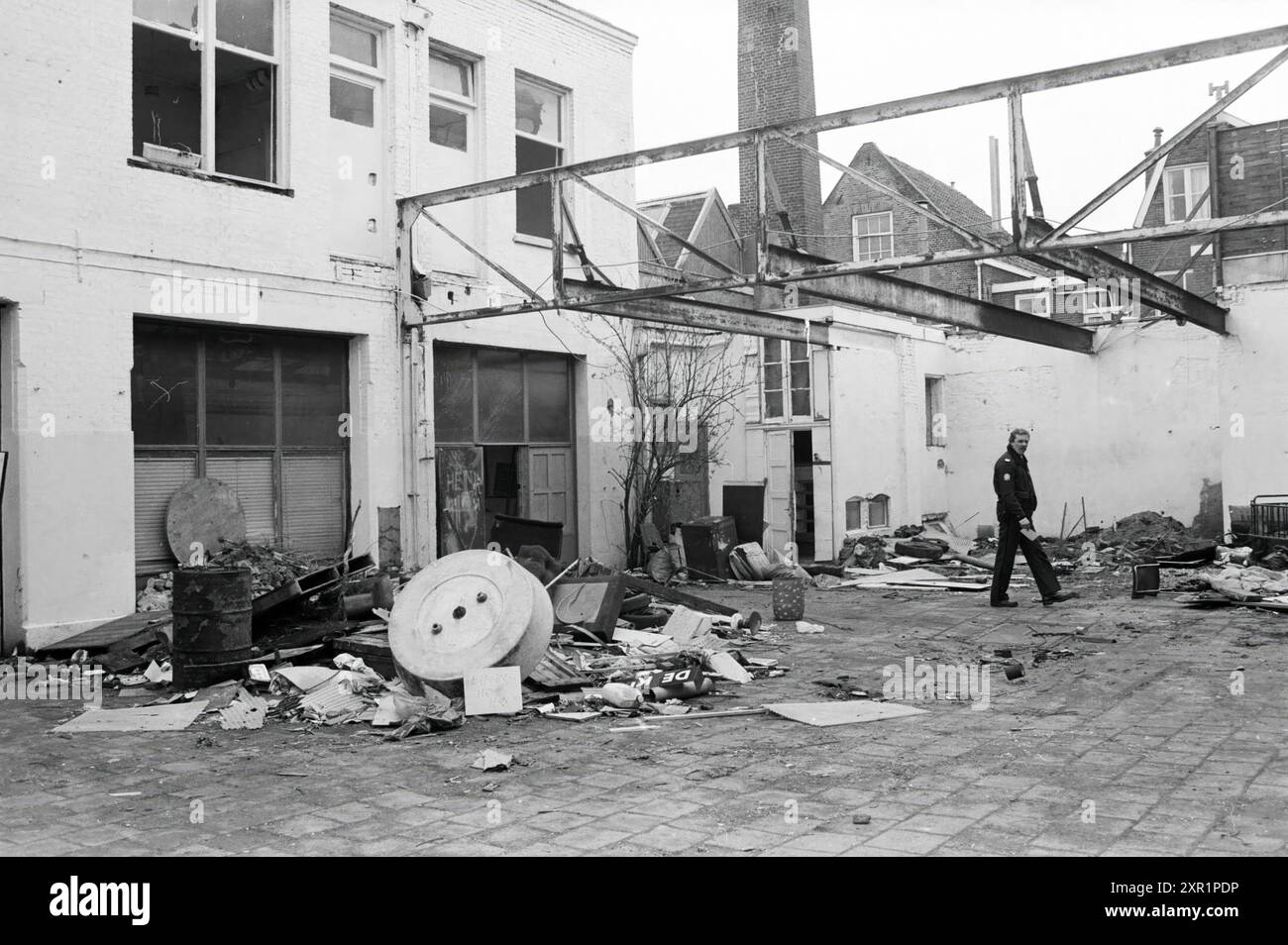 Evacuation Hall 5 - Jansstraat, Evacuation, 15-04-1986, Whizgle Dutch News: Immagini storiche su misura per il futuro. Esplora il passato dei Paesi Bassi con prospettive moderne attraverso le immagini delle agenzie olandesi. Colmare gli eventi di ieri con gli approfondimenti di domani. Intraprendi un viaggio senza tempo con storie che plasmano il nostro futuro. Foto Stock