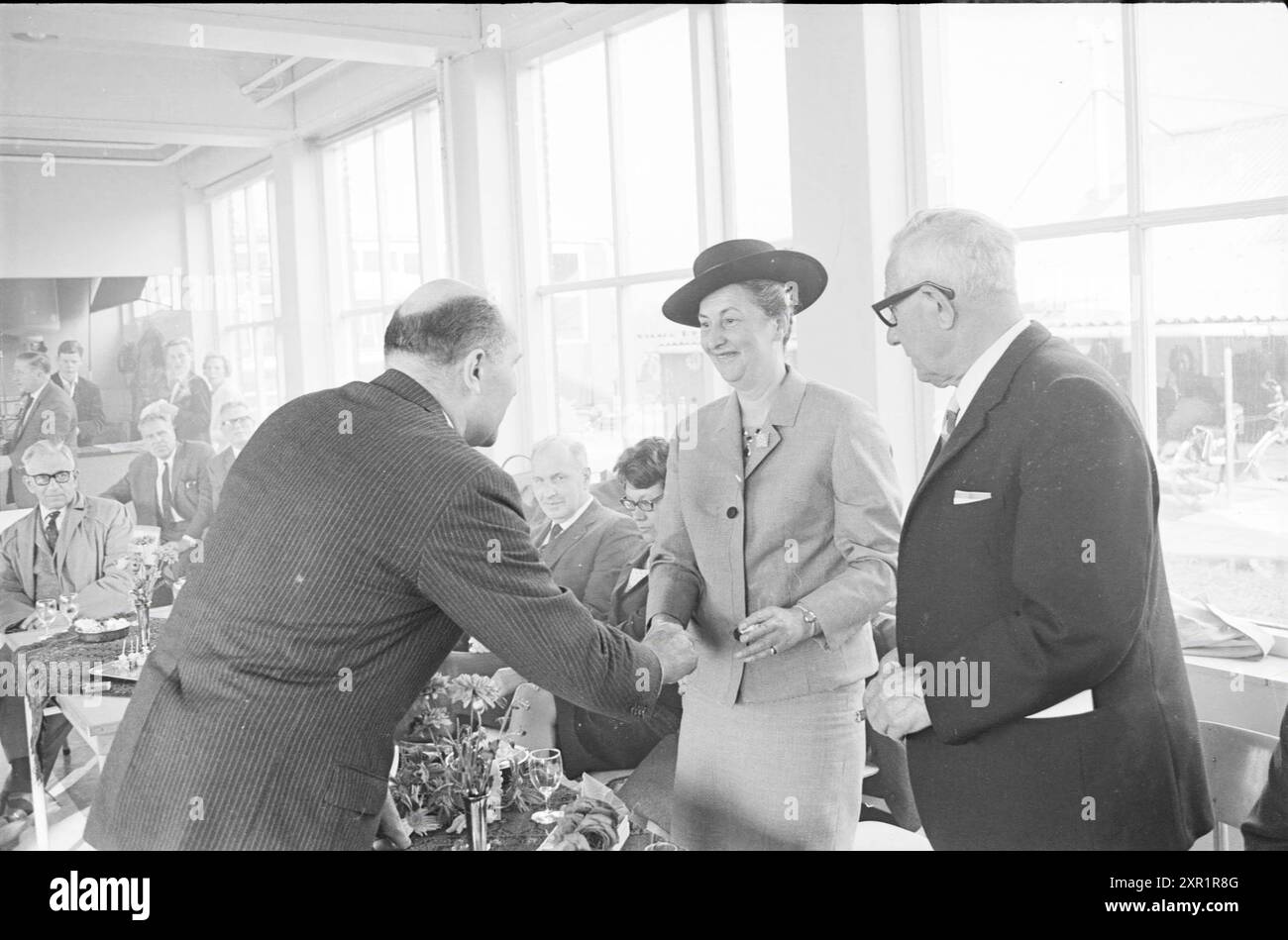 Incontro per il lancio della nave Friesland, Whizgle Dutch News: Immagini storiche su misura per il futuro. Esplora il passato dei Paesi Bassi con prospettive moderne attraverso le immagini delle agenzie olandesi. Colmare gli eventi di ieri con gli approfondimenti di domani. Intraprendi un viaggio senza tempo con storie che plasmano il nostro futuro. Foto Stock