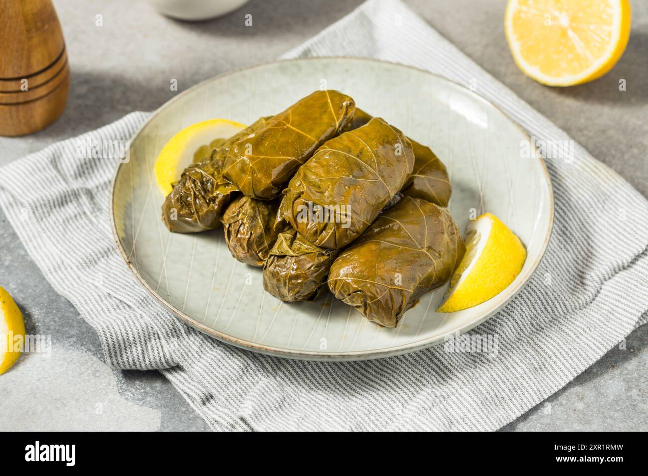 Foglie di uva ripiena greca sana con limone e ripieno Foto Stock