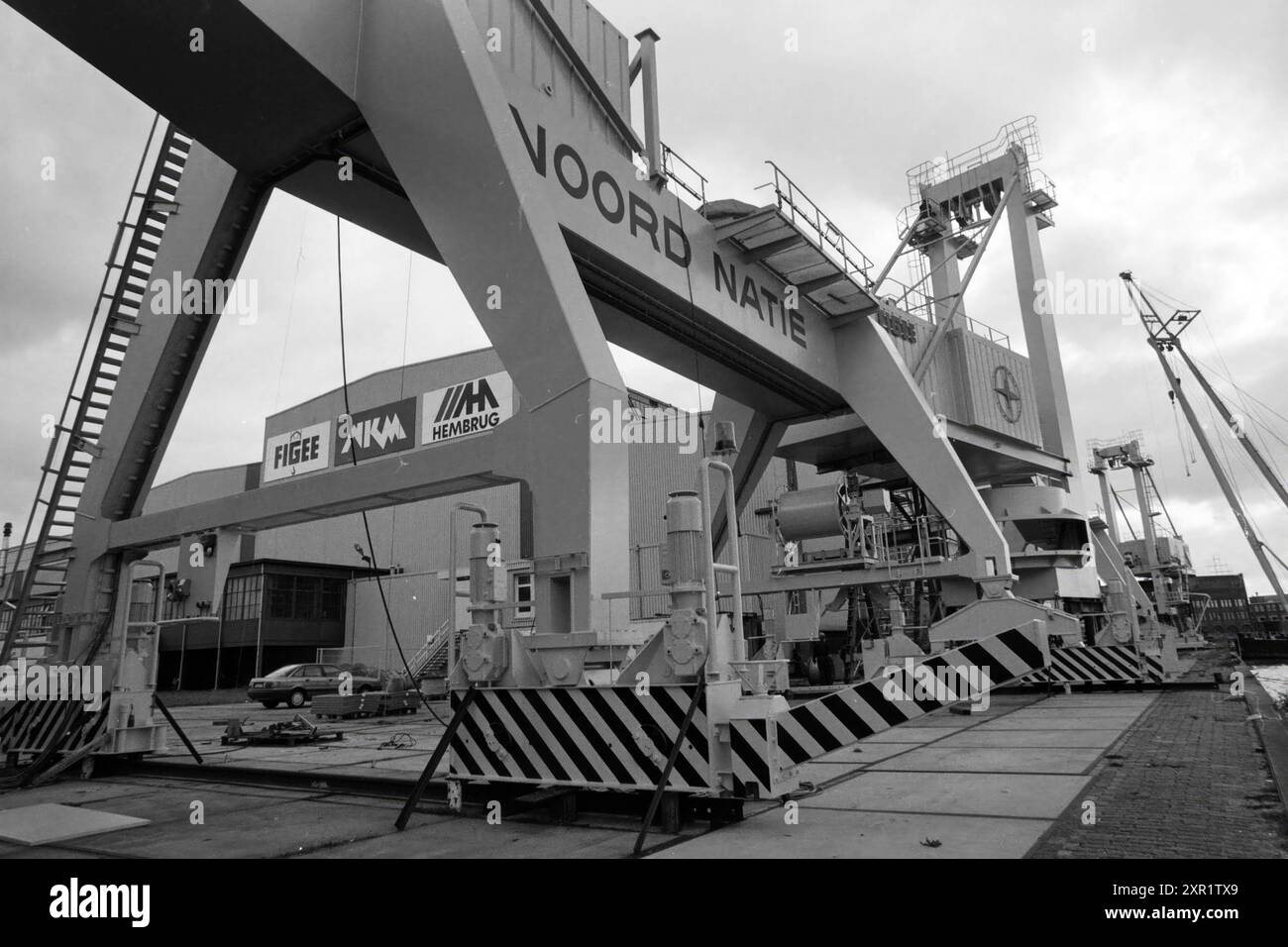 Dutch Crane Construction Company NKM Figee, Haarlem, Paesi Bassi, Whizgle Dutch News: Immagini storiche su misura per il futuro. Esplora il passato dei Paesi Bassi con prospettive moderne attraverso le immagini delle agenzie olandesi. Colmare gli eventi di ieri con gli approfondimenti di domani. Intraprendi un viaggio senza tempo con storie che plasmano il nostro futuro. Foto Stock