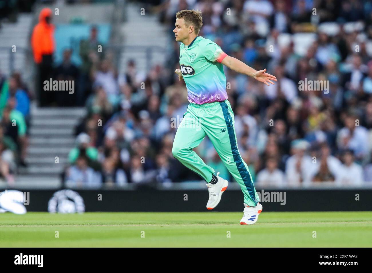 Londra, Regno Unito. 8 agosto 2024. Sam Curran di Oval Invincibles festeggia dopo aver licenziato Alex Davies di Southern Brave durante la Hundred Match Oval Invincibles vs Southern Brave al Kia Oval, Londra, Regno Unito, 8 agosto 2024 (foto di Izzy Poles/News Images) a Londra, Regno Unito, l'8/8/2024. (Foto di Izzy Poles/News Images/Sipa USA) credito: SIPA USA/Alamy Live News Foto Stock