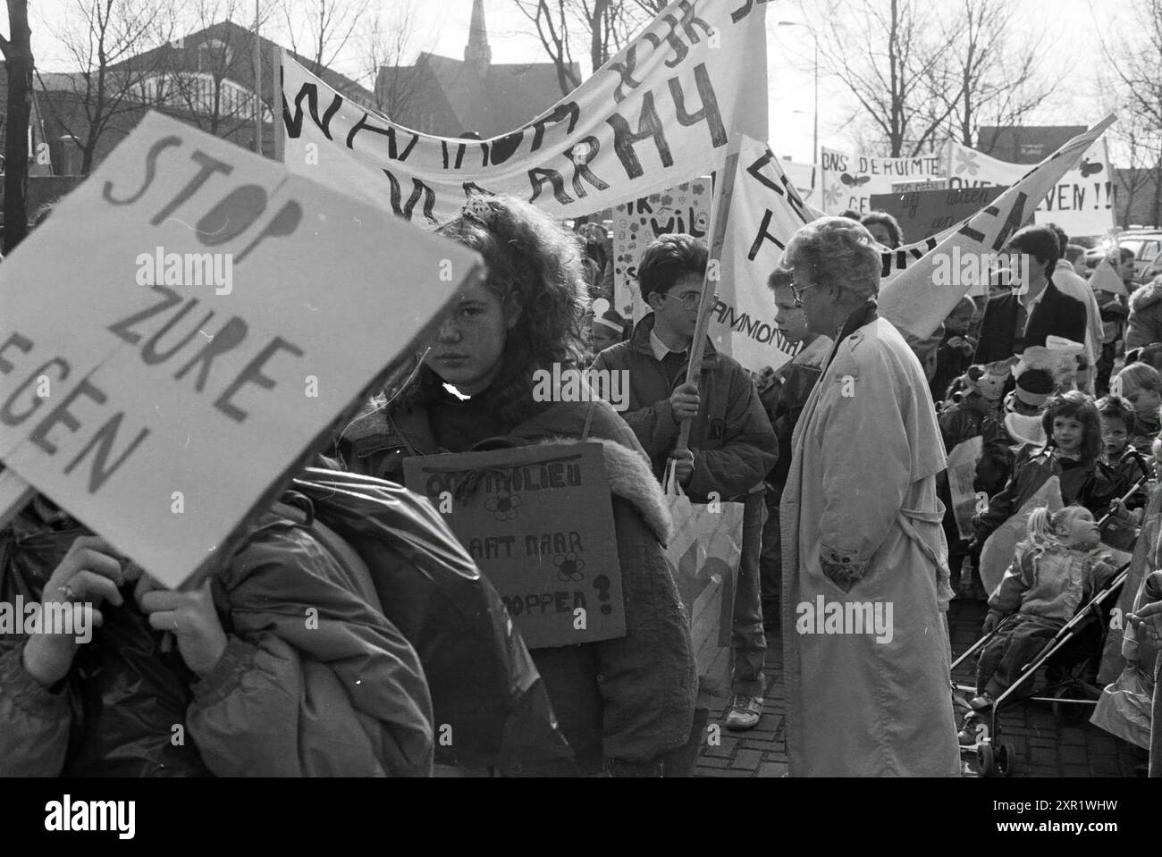 Manifestazione ambientale delle scuole di Lisse, manifestazione, ambiente, Lisse, 30-03-1990, Whizgle Dutch News: immagini storiche su misura per il futuro. Esplora il passato dei Paesi Bassi con prospettive moderne attraverso le immagini delle agenzie olandesi. Colmare gli eventi di ieri con gli approfondimenti di domani. Intraprendi un viaggio senza tempo con storie che plasmano il nostro futuro. Foto Stock