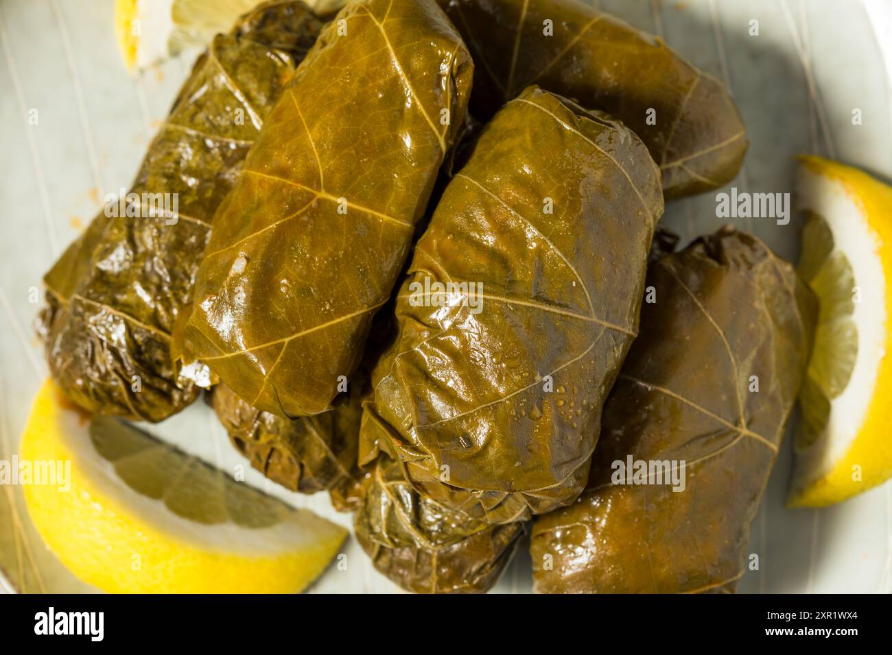 Foglie di uva ripiena greca sana con limone e ripieno Foto Stock