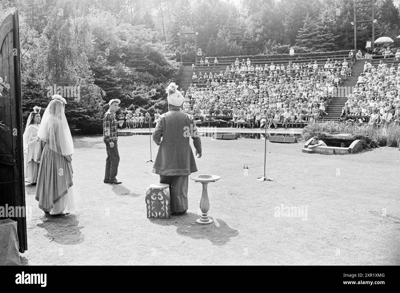 Teatro per bambini, teatro all'aperto, teatro, 07-08-1963, Whizgle Dutch News: Immagini storiche su misura per il futuro. Esplora il passato dei Paesi Bassi con prospettive moderne attraverso le immagini delle agenzie olandesi. Colmare gli eventi di ieri con gli approfondimenti di domani. Intraprendi un viaggio senza tempo con storie che plasmano il nostro futuro. Foto Stock