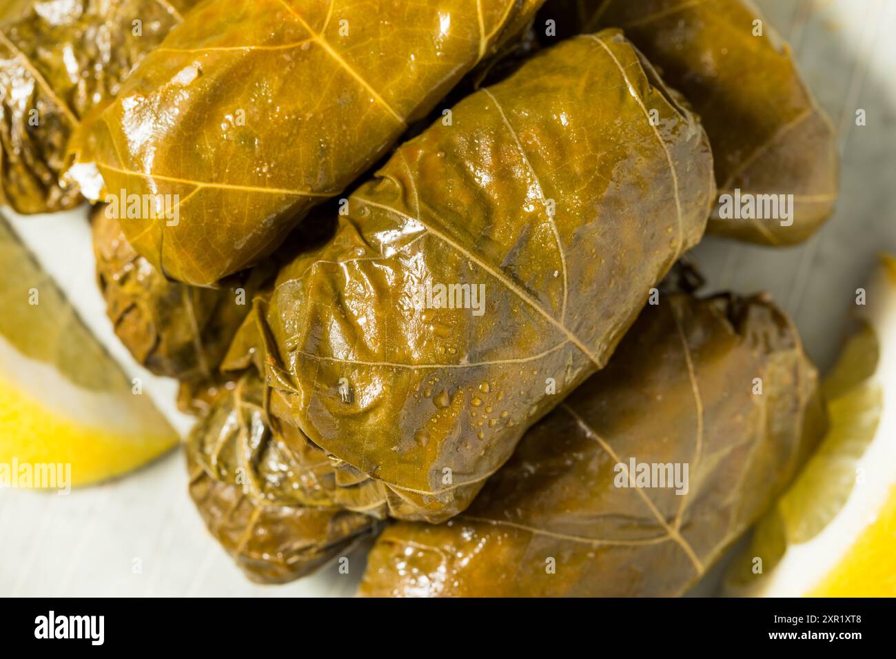 Foglie di uva ripiena greca sana con limone e ripieno Foto Stock