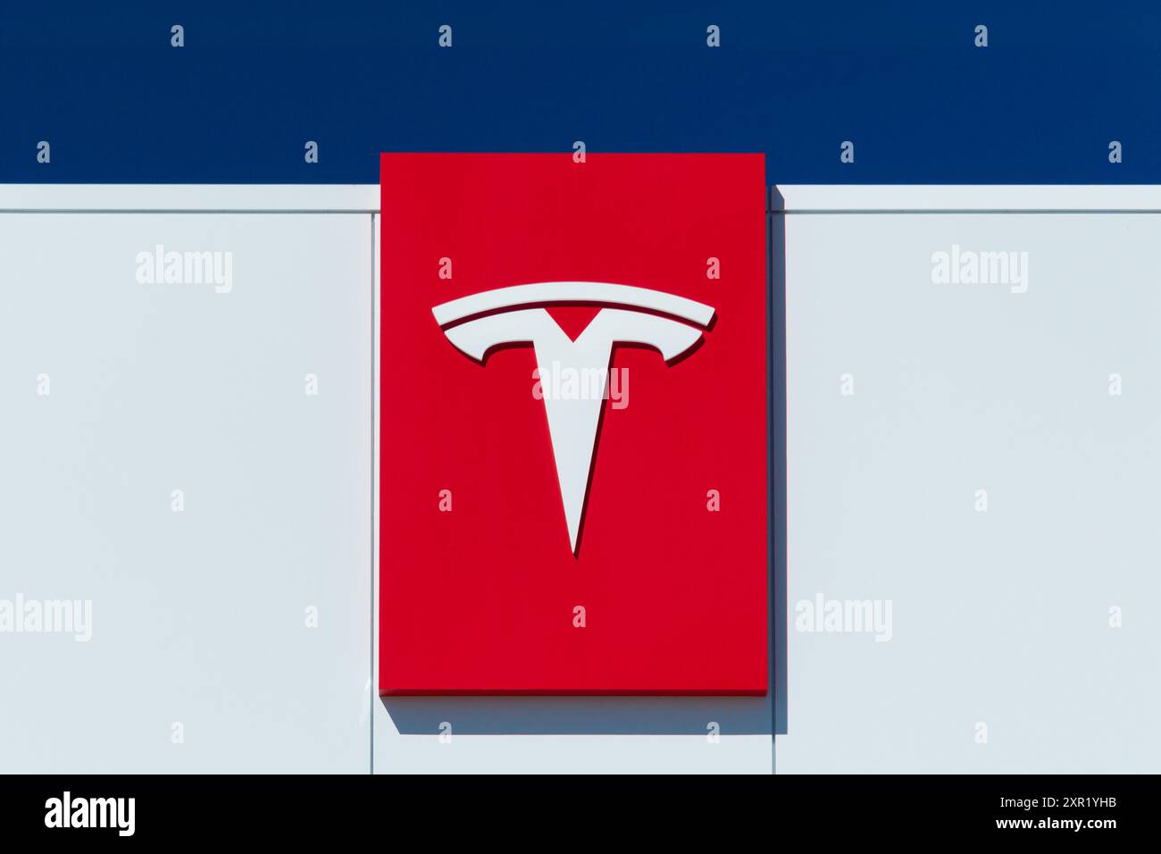 WOODBURY, Minnesota, Stati Uniti - 14 APRILE 2024: Logo esterno e marchio Tesla. Foto Stock