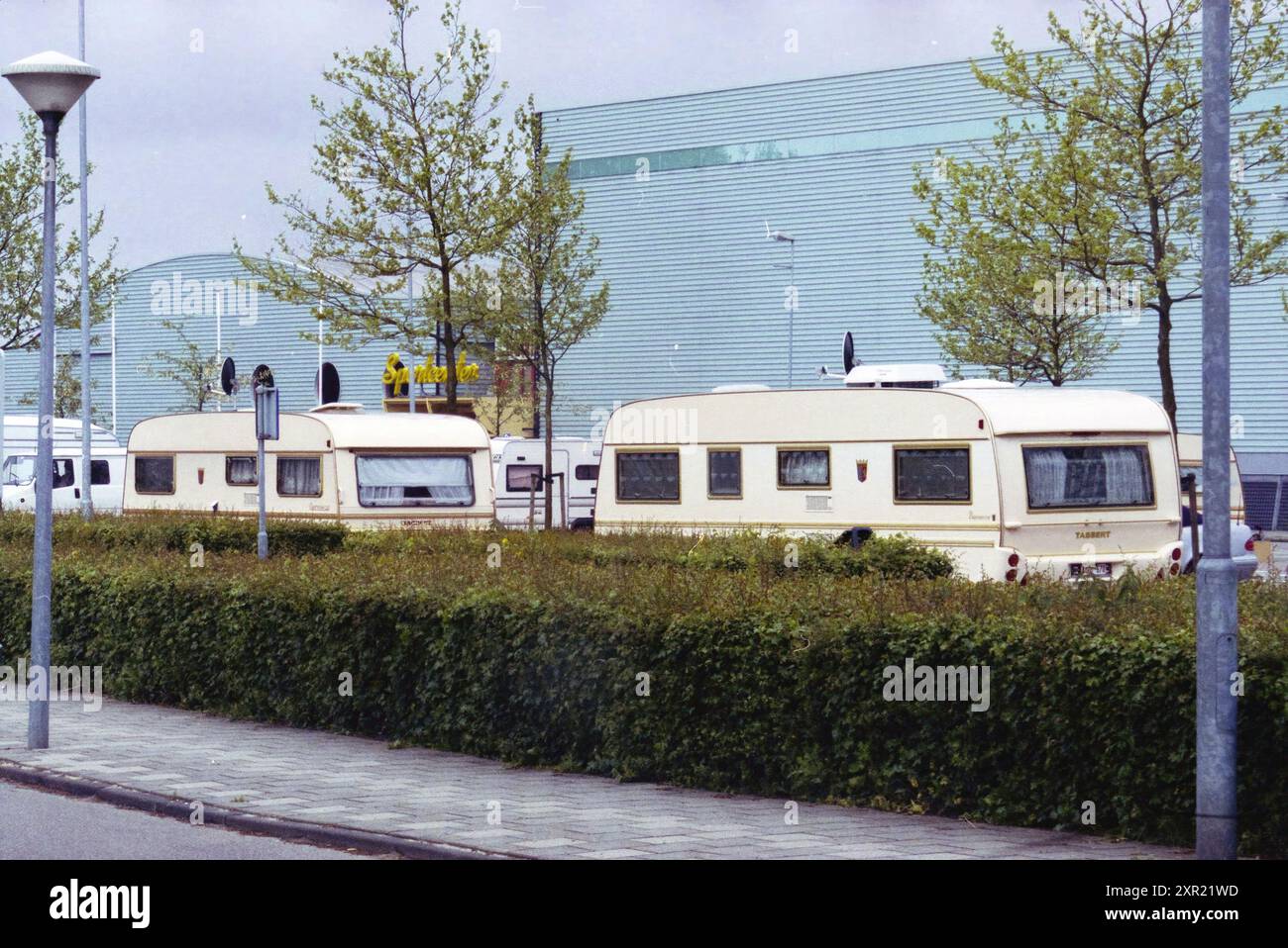 Case mobili nel parcheggio della pista di pattinaggio di Haarlem, Haarlem, Paesi Bassi, 16-05-2001, Whizgle Dutch News: Immagini storiche pensate per il futuro. Esplora il passato dei Paesi Bassi con prospettive moderne attraverso le immagini delle agenzie olandesi. Colmare gli eventi di ieri con gli approfondimenti di domani. Intraprendi un viaggio senza tempo con storie che plasmano il nostro futuro. Foto Stock