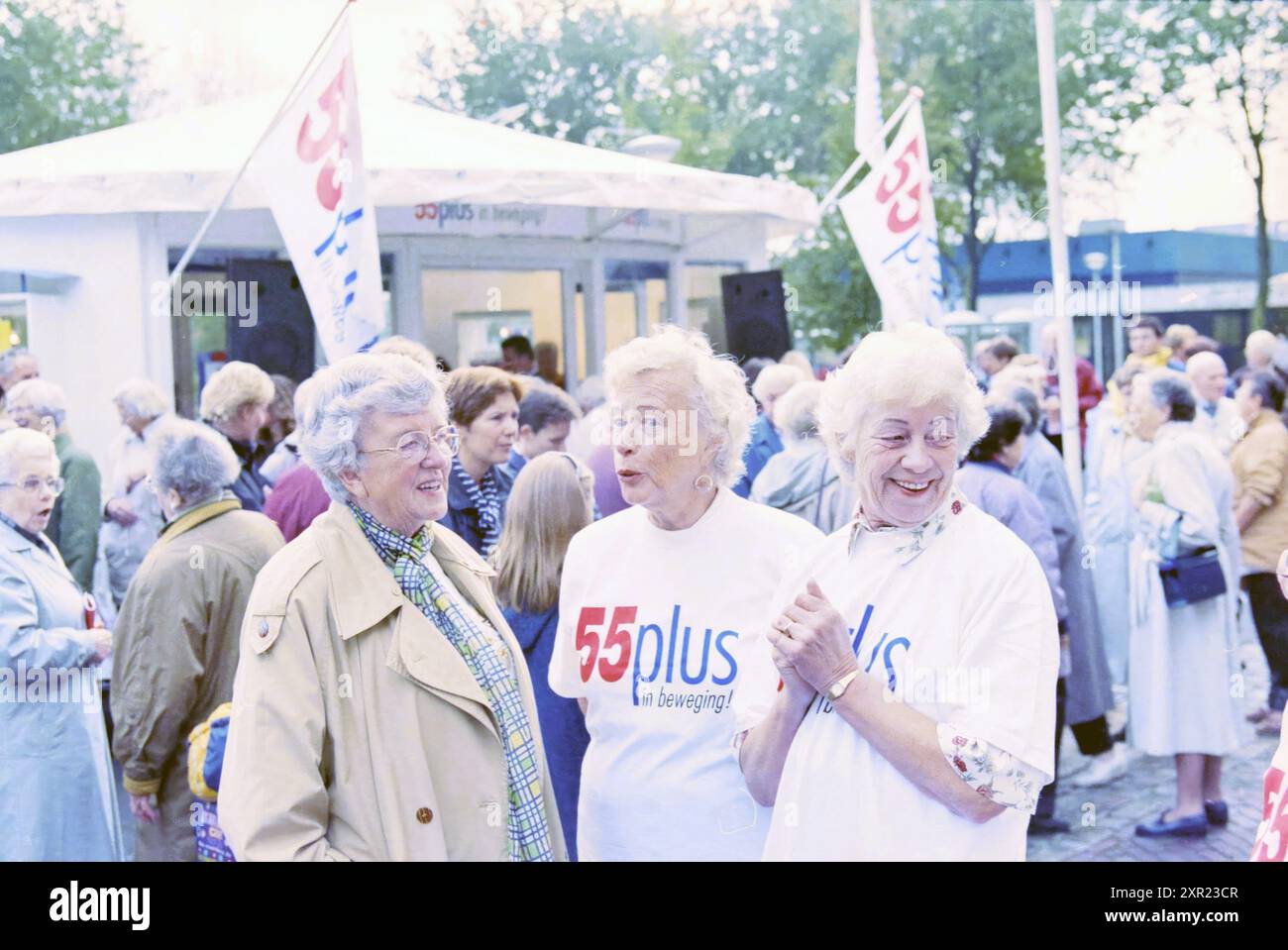 Fitness al Plein 1945 per oltre 55 persone con t-shirt "55plus in movimento" presso l'ufficio Zilveren Kruis, IJmuiden, Plein 1945, Paesi Bassi, 14-10-1997, Whizgle Dutch News: immagini storiche su misura per il futuro. Esplora il passato dei Paesi Bassi con prospettive moderne attraverso le immagini delle agenzie olandesi. Colmare gli eventi di ieri con gli approfondimenti di domani. Intraprendi un viaggio senza tempo con storie che plasmano il nostro futuro. Foto Stock