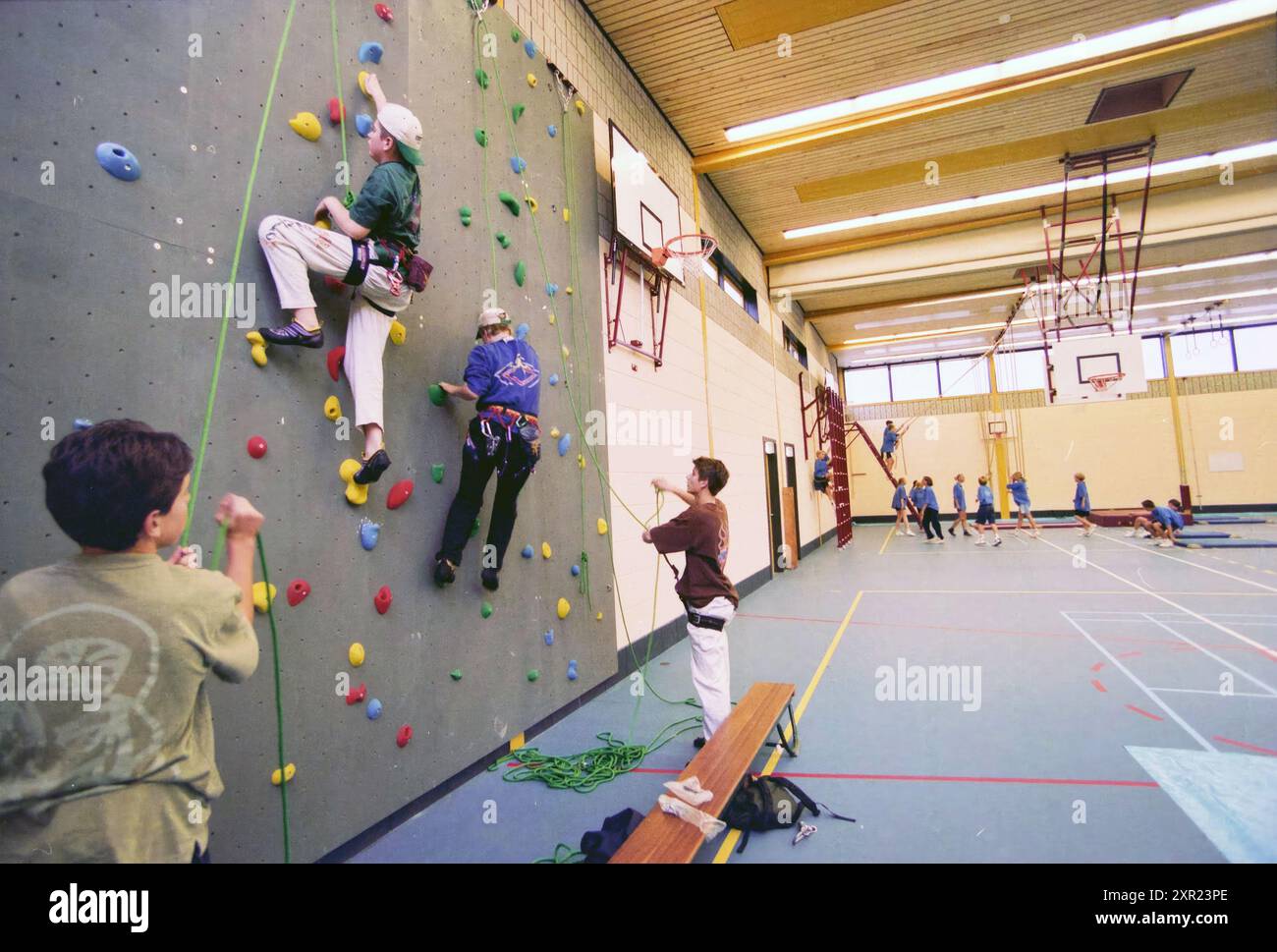 Apertura delle sale sportive, Kennemer Lyceum, 05-11-1997, Whizgle Dutch News: Immagini storiche pensate per il futuro. Esplora il passato dei Paesi Bassi con prospettive moderne attraverso le immagini delle agenzie olandesi. Colmare gli eventi di ieri con gli approfondimenti di domani. Intraprendi un viaggio senza tempo con storie che plasmano il nostro futuro. Foto Stock