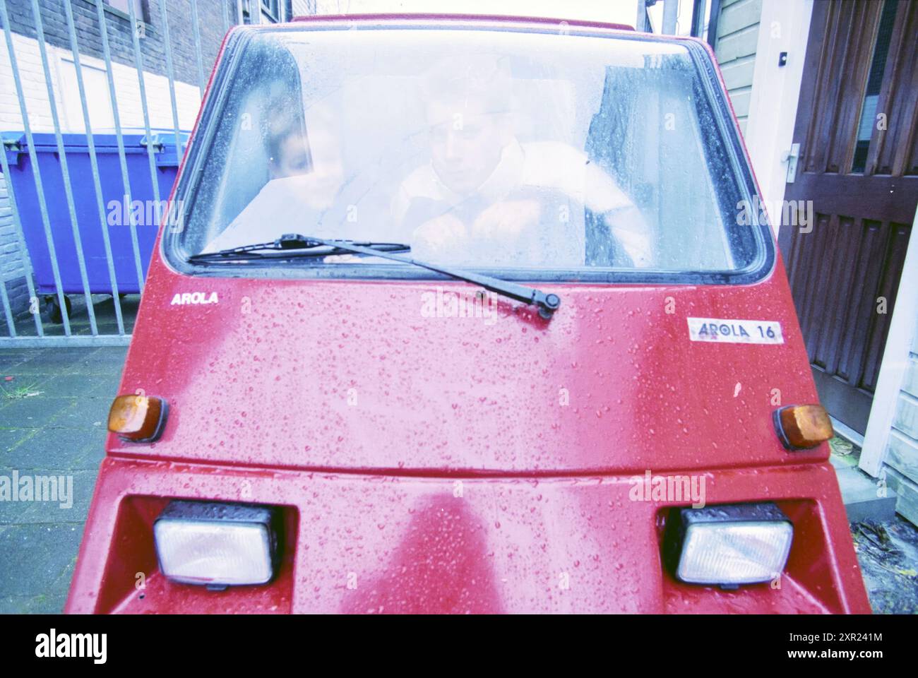 Man and Son in car brand Arola, 00-02-2001, Whizgle Dutch News: Immagini storiche su misura per il futuro. Esplora il passato dei Paesi Bassi con prospettive moderne attraverso le immagini delle agenzie olandesi. Colmare gli eventi di ieri con gli approfondimenti di domani. Intraprendi un viaggio senza tempo con storie che plasmano il nostro futuro. Foto Stock