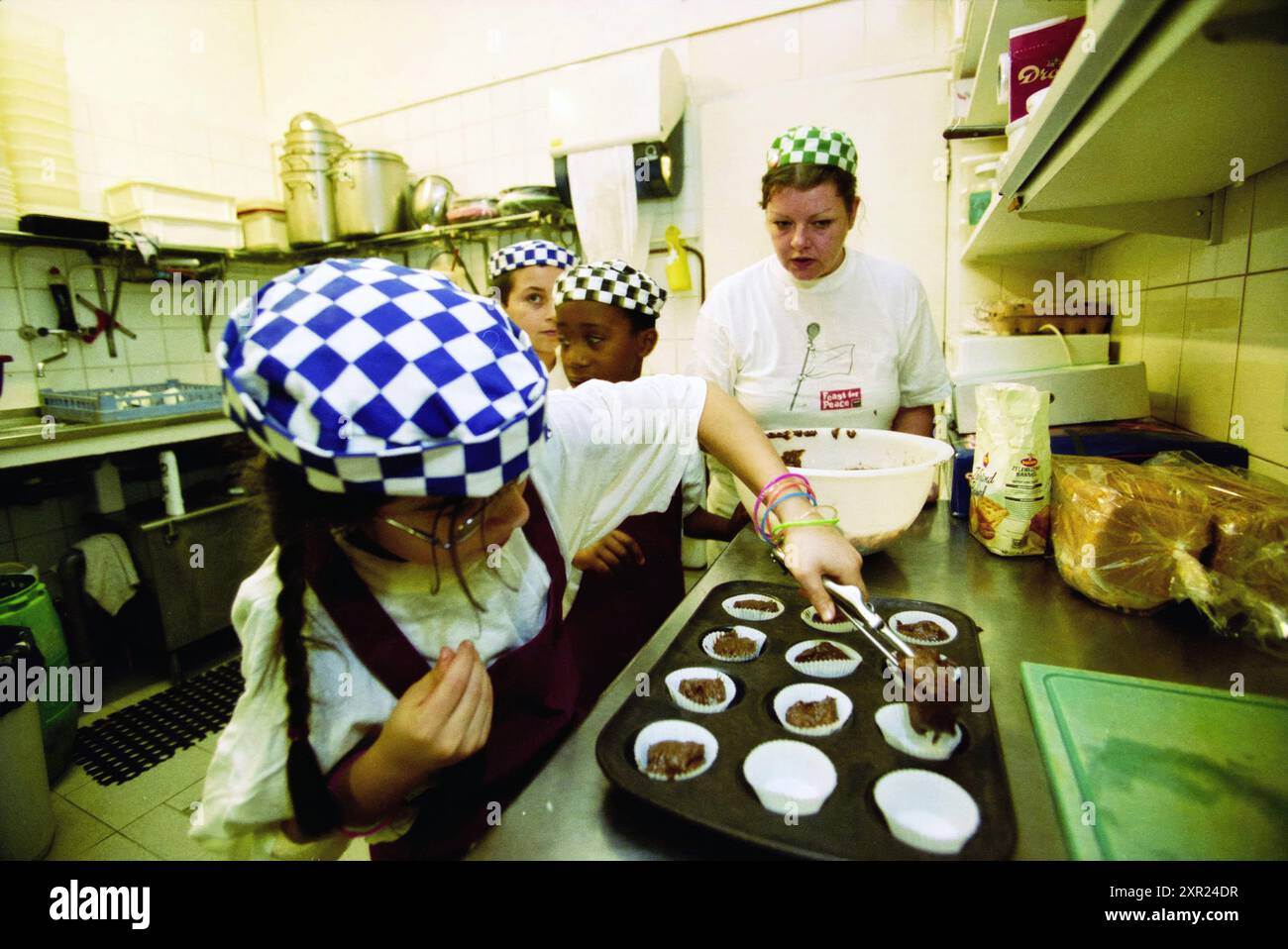 Ma Brown's, War Child Haarlem, Haarlem, Paesi Bassi, 09-10-2003, Whizgle Dutch News: immagini storiche su misura per il futuro. Esplora il passato dei Paesi Bassi con prospettive moderne attraverso le immagini delle agenzie olandesi. Colmare gli eventi di ieri con gli approfondimenti di domani. Intraprendi un viaggio senza tempo con storie che plasmano il nostro futuro. Foto Stock