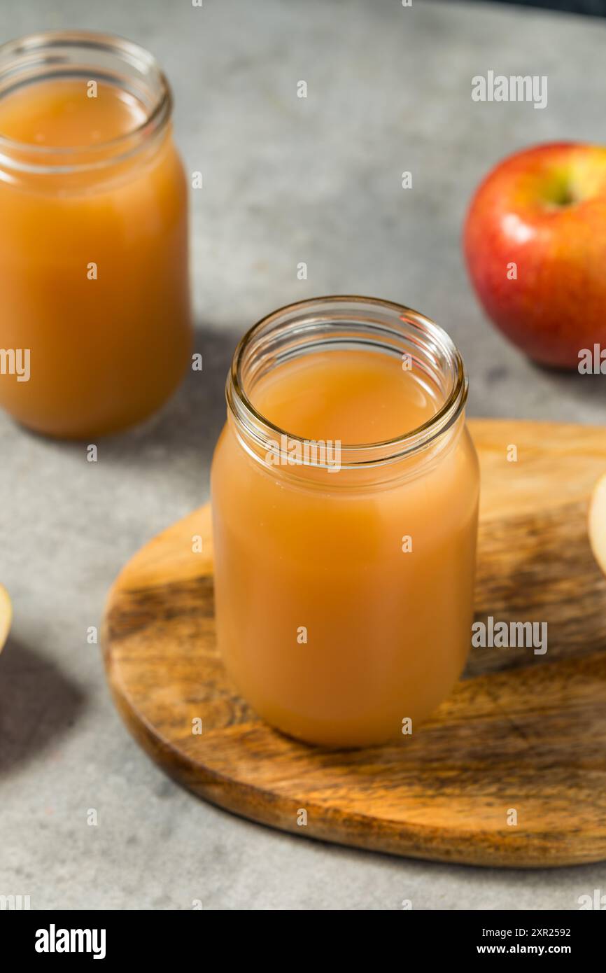 Rinfrescante succo di sidro di mele in un barattolo Mason Foto Stock