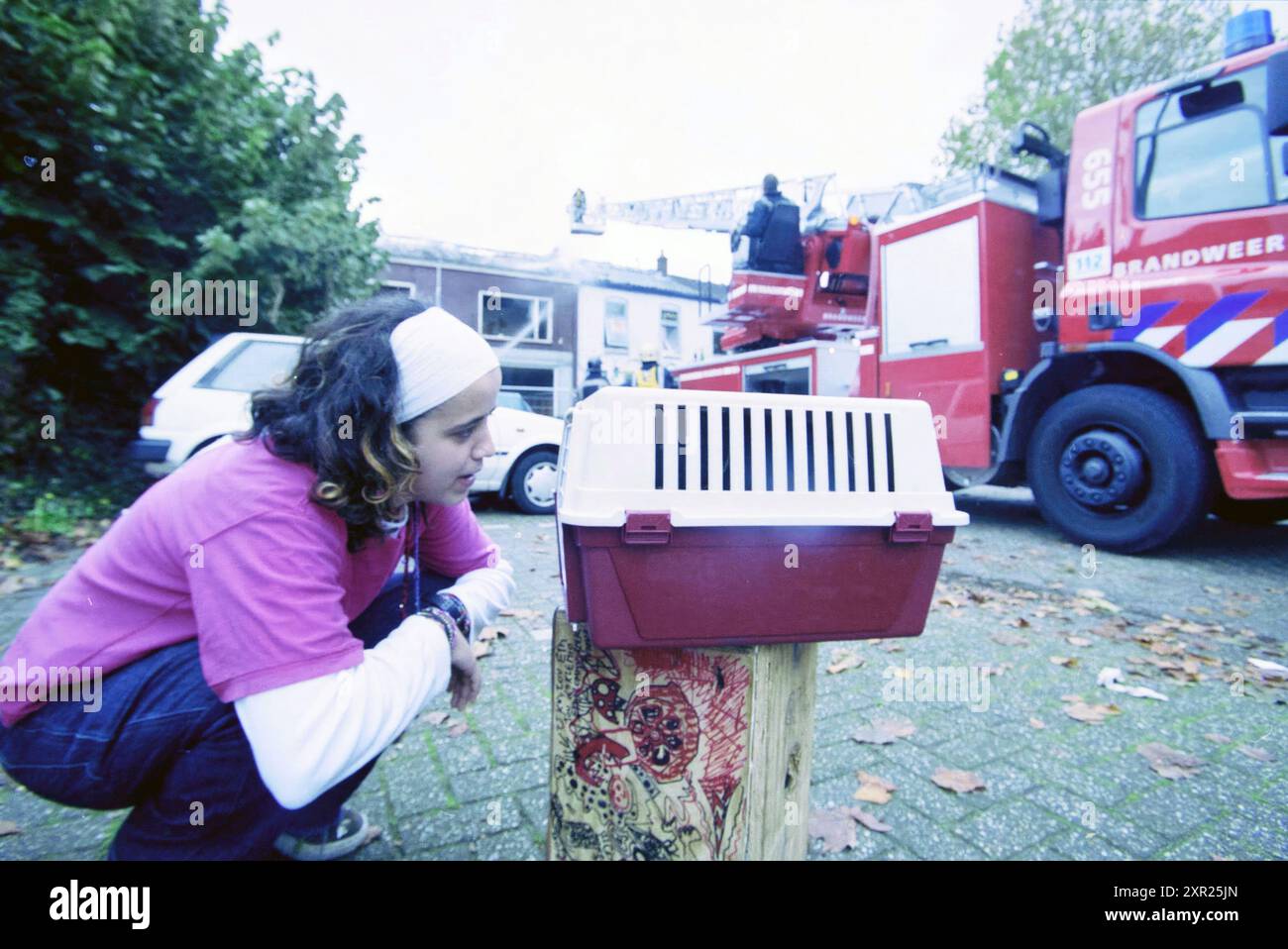 Incendio in un edificio squattato e nell'edificio accanto, Hillegom, 24-10-2001, Whizgle Dutch News: Immagini storiche su misura per il futuro. Esplora il passato dei Paesi Bassi con prospettive moderne attraverso le immagini delle agenzie olandesi. Colmare gli eventi di ieri con gli approfondimenti di domani. Intraprendi un viaggio senza tempo con storie che plasmano il nostro futuro. Foto Stock