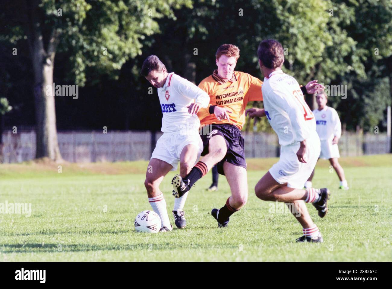 Calcio: Bloemendaal - Kennemerland, Haarlems Dagblad Cup, Bloemendaal, 10-08-1999, Whizgle Dutch News: Immagini storiche su misura per il futuro. Esplora il passato dei Paesi Bassi con prospettive moderne attraverso le immagini delle agenzie olandesi. Colmare gli eventi di ieri con gli approfondimenti di domani. Intraprendi un viaggio senza tempo con storie che plasmano il nostro futuro. Foto Stock