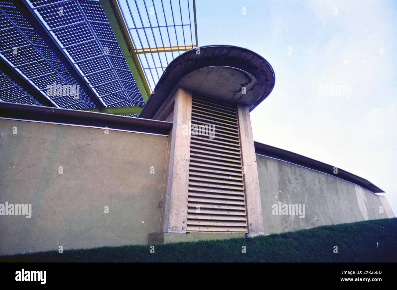 Destruction of Floriade, 19-11-2002, Whizgle Dutch News: Historic Images Tailored for the Future. Esplora il passato dei Paesi Bassi con prospettive moderne attraverso le immagini delle agenzie olandesi. Colmare gli eventi di ieri con gli approfondimenti di domani. Intraprendi un viaggio senza tempo con storie che plasmano il nostro futuro. Foto Stock