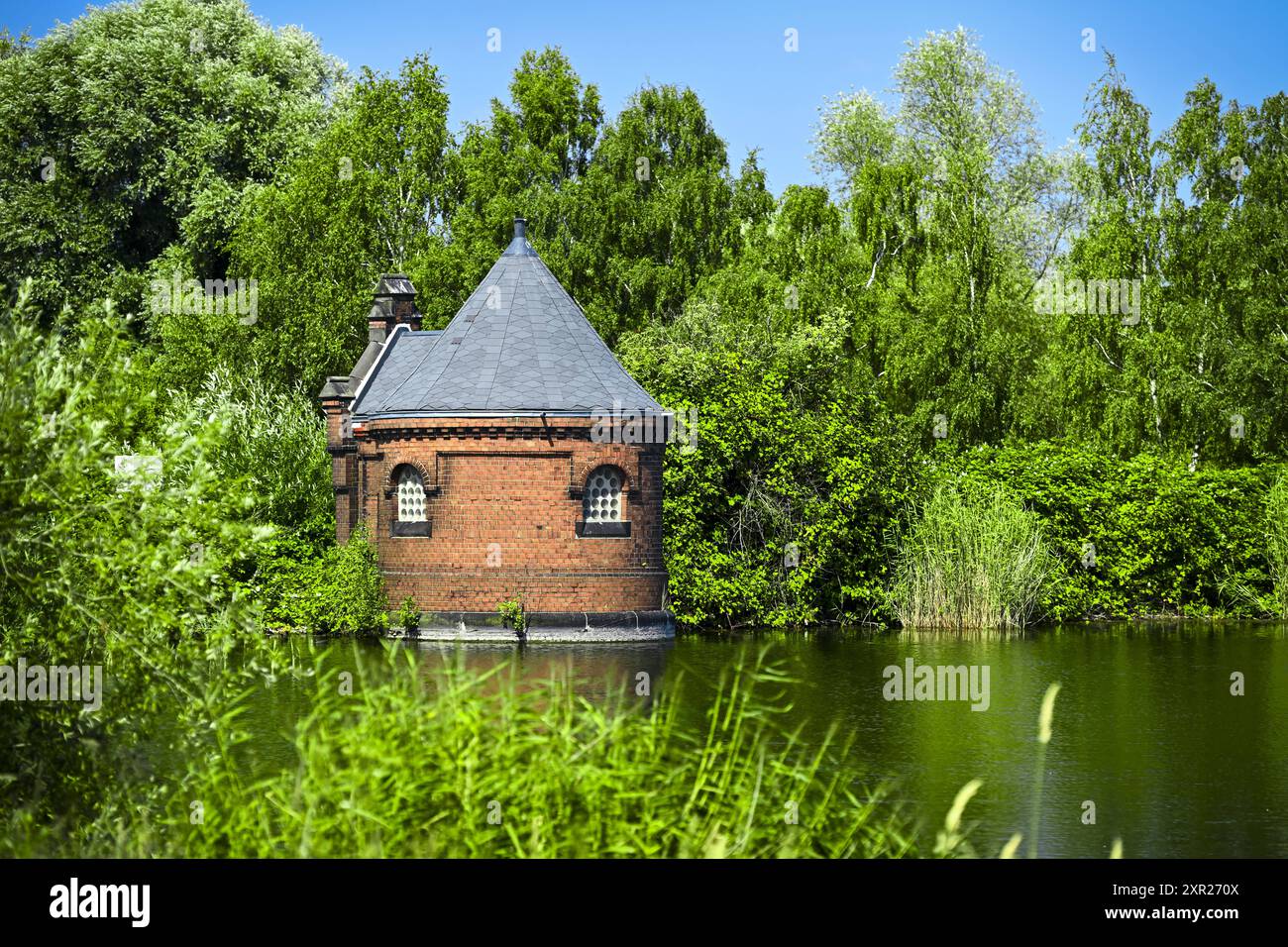 Historische Schieberhäuschen der Wasserkunst Elbinsel Kaltehofe a Rothenburgsort, Amburgo, Deutschland *** storiche portoni dell'Elba Kaltehofe Waterworks a Rothenburgsort, Amburgo, Germania Foto Stock