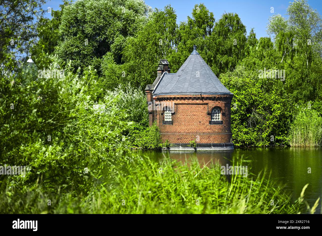 Historische Schieberhäuschen der Wasserkunst Elbinsel Kaltehofe a Rothenburgsort, Amburgo, Deutschland *** storiche portoni dell'Elba Kaltehofe Waterworks a Rothenburgsort, Amburgo, Germania Foto Stock