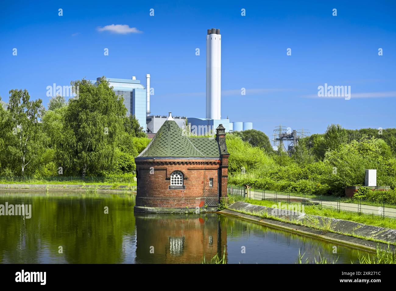 Historische Schieberhäuschen der Wasserkunst Elbinsel Kaltehofe und Heizkraftwerk Tiefstack a Rothenburgsort, Amburgo, Deutschland *** storiche valvole dell'Elba Kaltehofe Waterworks e Tiefstack Combined Heat and Power Plant a Rothenburgsort, Amburgo, Germania Foto Stock