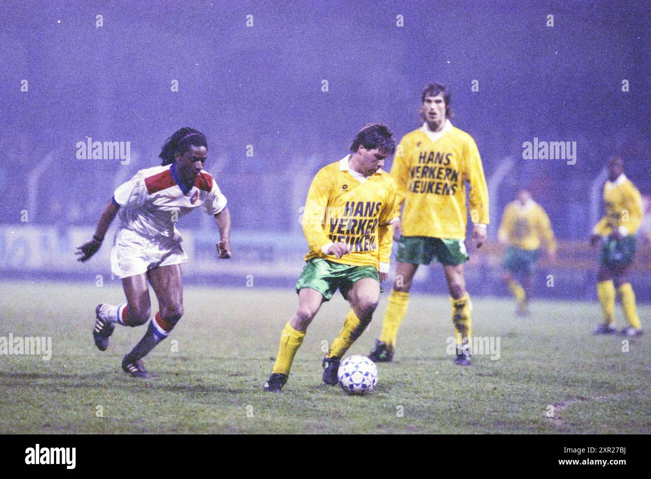 Partita di calcio in prima divisione: Telstar - ADO Den Haag a IJmuiden, IJmuiden, Paesi Bassi, 21-03-1994, Whizgle Dutch News: Immagini storiche su misura per il futuro. Esplora il passato dei Paesi Bassi con prospettive moderne attraverso le immagini delle agenzie olandesi. Colmare gli eventi di ieri con gli approfondimenti di domani. Intraprendi un viaggio senza tempo con storie che plasmano il nostro futuro. Foto Stock