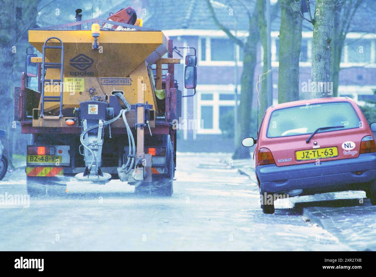 Camion Gritter su Icy Street, Driehuis, Driehuis, 01-01-1996, Whizgle Dutch News: Immagini storiche su misura per il futuro. Esplora il passato dei Paesi Bassi con prospettive moderne attraverso le immagini delle agenzie olandesi. Colmare gli eventi di ieri con gli approfondimenti di domani. Intraprendi un viaggio senza tempo con storie che plasmano il nostro futuro. Foto Stock