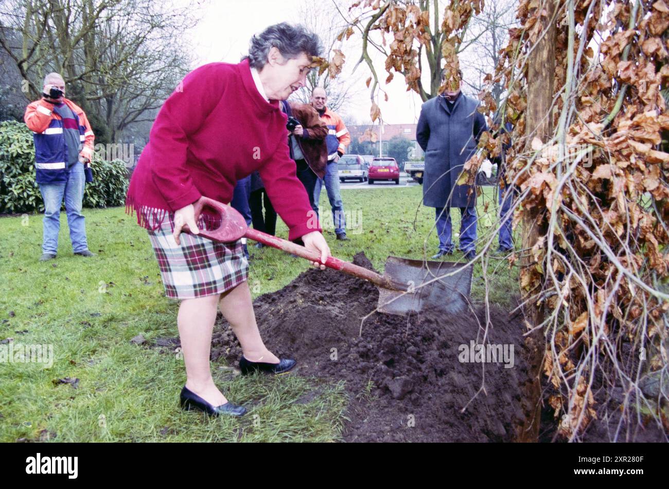 Piantare un albero, ex sindaco Dalhuisen, 28-02-2001, Whizgle Dutch News: Immagini storiche su misura per il futuro. Esplora il passato dei Paesi Bassi con prospettive moderne attraverso le immagini delle agenzie olandesi. Colmare gli eventi di ieri con gli approfondimenti di domani. Intraprendi un viaggio senza tempo con storie che plasmano il nostro futuro. Foto Stock