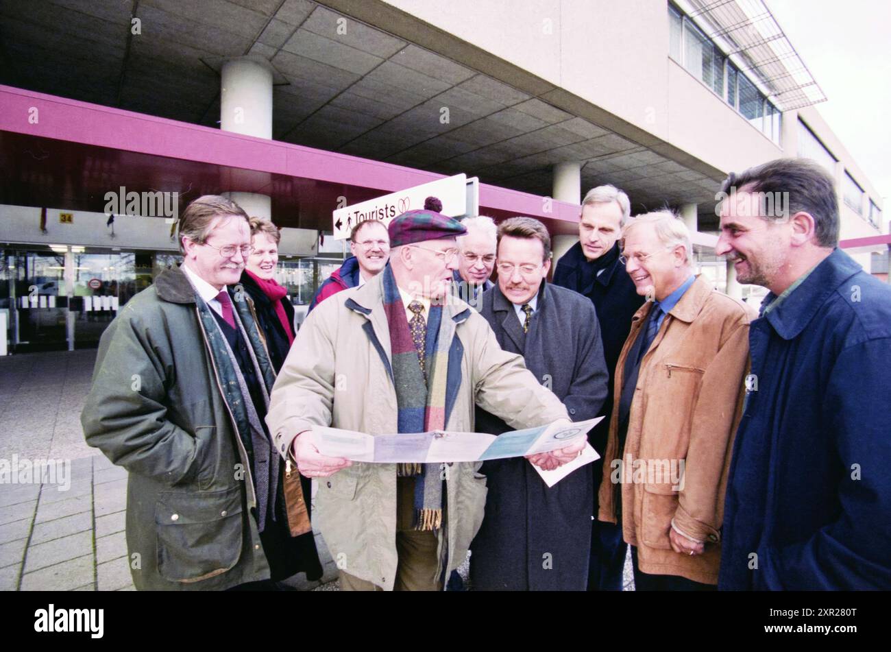 Delegazione all'asta dei fiori Aalsmeer, Aalsmeer, 15-11-1998, Whizgle Dutch News: Immagini storiche su misura per il futuro. Esplora il passato dei Paesi Bassi con prospettive moderne attraverso le immagini delle agenzie olandesi. Colmare gli eventi di ieri con gli approfondimenti di domani. Intraprendi un viaggio senza tempo con storie che plasmano il nostro futuro. Foto Stock